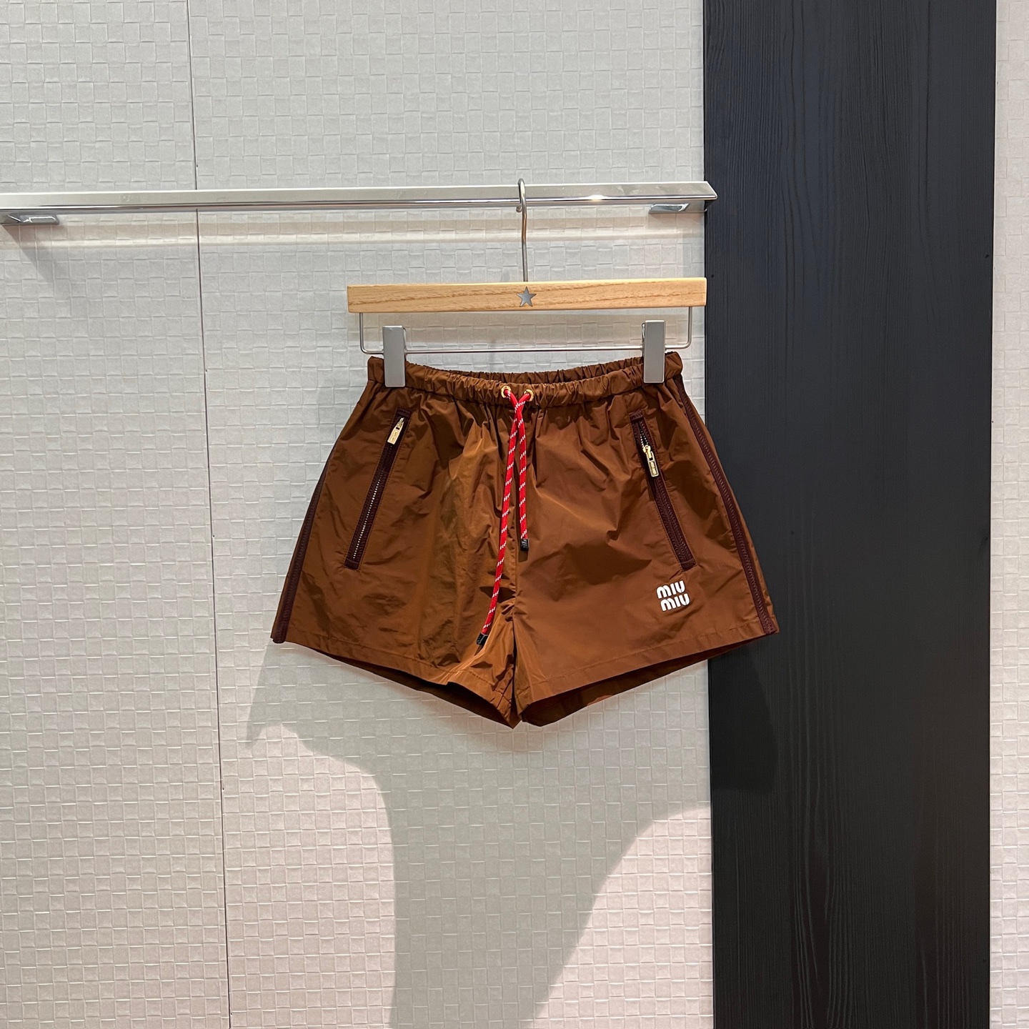 NO:333463,The new style is recommended by Zhao Jinmai. The same style is red rope decorative elastic waist nylon shorts. Classic three-dimensional glue-drop logo letters. Miu style sports style must be used to reduce age. Coffee gray orange. SML, miumiu, shorts, alexander wang.19860909新款推荐赵今麦同款 红绳装饰松紧腰尼龙短裤经典立体滴胶logo字母 miu式运动风减龄必备 咖色灰色橘色 SML,,miumiu,shorts,alexander wang,Women's clothing