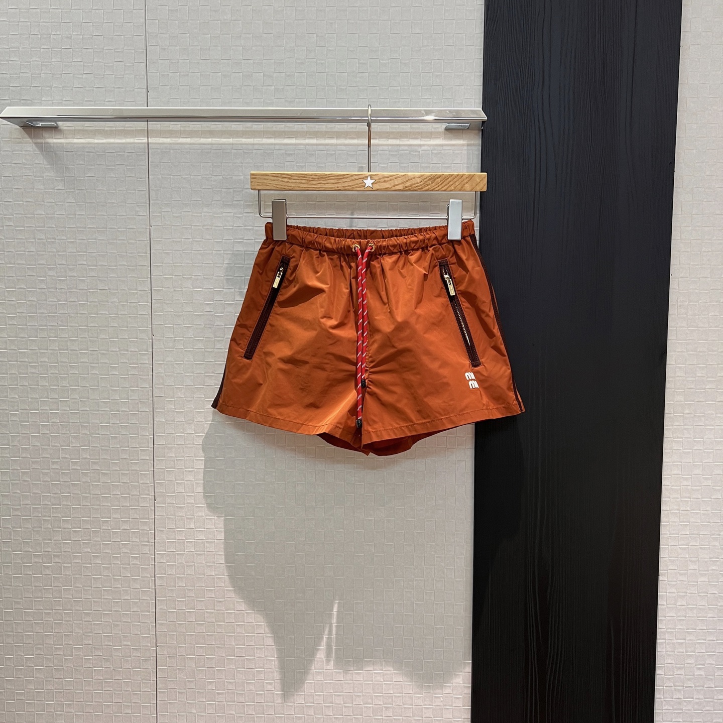 NO:333475,The new style is recommended by Zhao Jinmai. The same style is red rope decorative elastic waist nylon shorts. Classic three-dimensional glue-drop logo letters. Miu style sports style must be used to reduce age. Coffee gray orange. SML, miumiu, shorts, alexander wang.19860909新款推荐赵今麦同款 红绳装饰松紧腰尼龙短裤经典立体滴胶logo字母 miu式运动风减龄必备 咖色灰色橘色 SML,,miumiu,shorts,alexander wang,Women's clothing