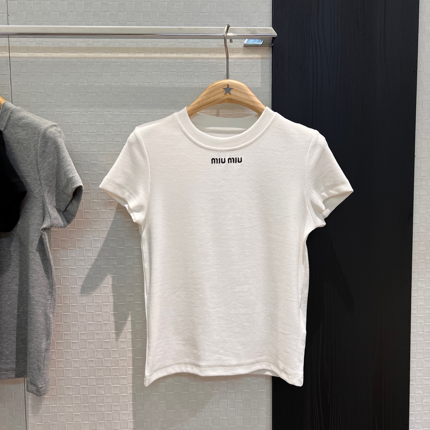 NO:333052,New small logo embroidered shoulder T-shirt minimalist design slim and elastic body versatile items black, gray and white SML, tees, t-shirt, alexander wang19860909新款小Logo刺绣正肩小T恤 极简设计 修身显瘦弹力贴身 百搭单品黑灰白 SML,,tees，t-shirt,alexander wang,Women's clothing