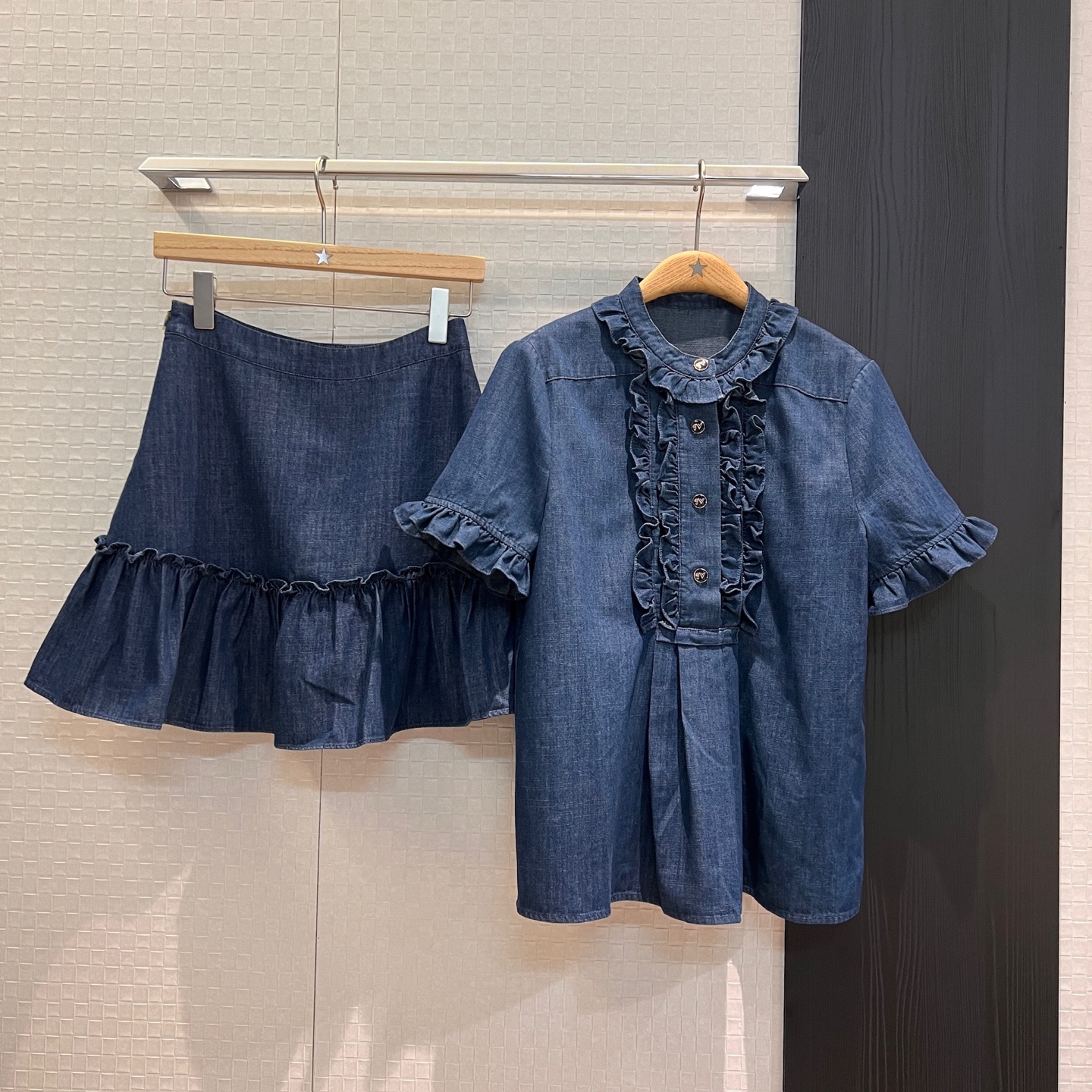 NO:333061,New style is coming to black fungus lace decoration denim short-sleeved tops ruffled denim skirt washing cowboy fabric sweet temperament cute age-reducing vacation and leisure SML, skirts, T-shirt, alexander wang19860909新款来袭木耳花边装饰牛仔短袖上衣荷叶边牛仔半裙洗水牛仔面料甜美气质 可爱减龄 度假休闲 SML,,skirts,T-shirt,alexander wang,Women's clothing