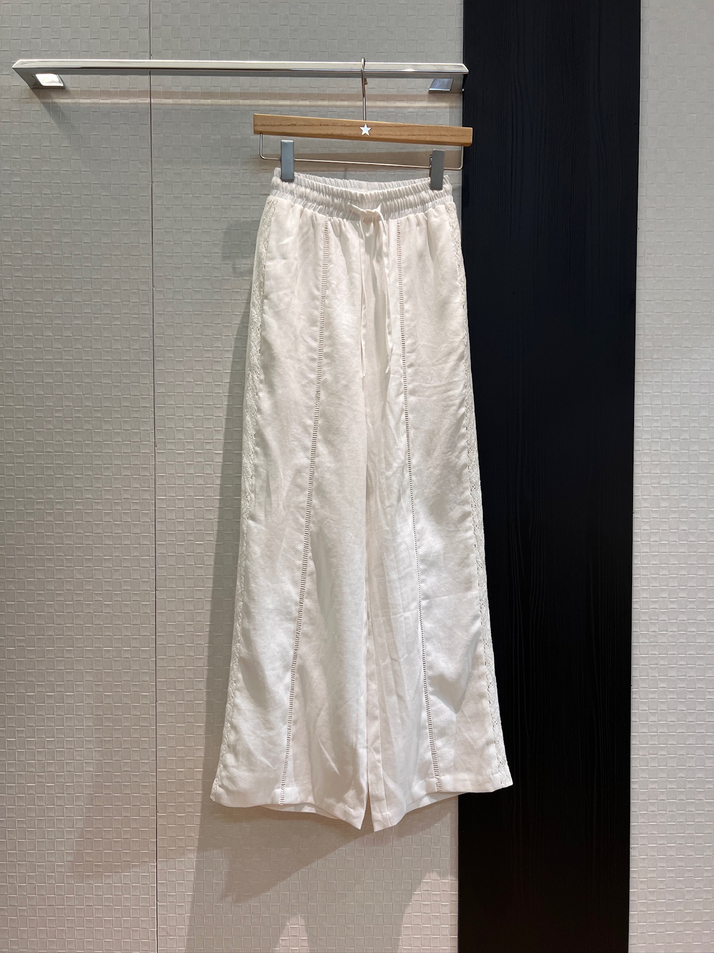 NO:333481,A must-have for new holidays. Water-soluble lace spliced ​​hollow linen cotton casual pants are lined and lazy. Wide legs are lazy. Age-reducing casual. A versatile product SML, alexander wang19860909新款度假必备 水溶蕾丝拼接镂空麻棉休闲裤有内衬不透 阔腿慵懒 减龄休闲 百搭神品SML,,alexander wang,Women's clothing