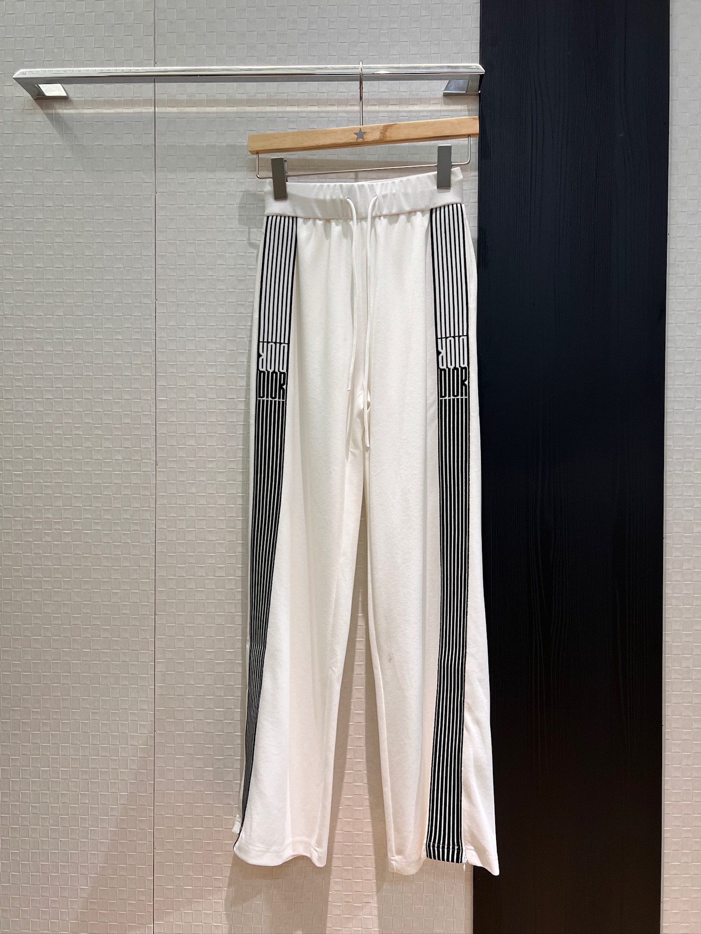 NO:606123,The new style is recommended for catwalk stars. Side stripes with logo jacquard webbing decoration. Drawstring elastic waist casual pants. Wide-leg pants with zipper slits. Fashionable and versatile. Lazy and age-reducing black and white. SML,,alexander wang19860909新款推荐走秀明星同款 侧边条纹logo提花织带装饰 抽绳松紧腰休闲裤 阔腿裤裤脚可拉链开叉 时尚百搭 慵懒减龄黑色白色 SML,,alexander wang,Women's clothing