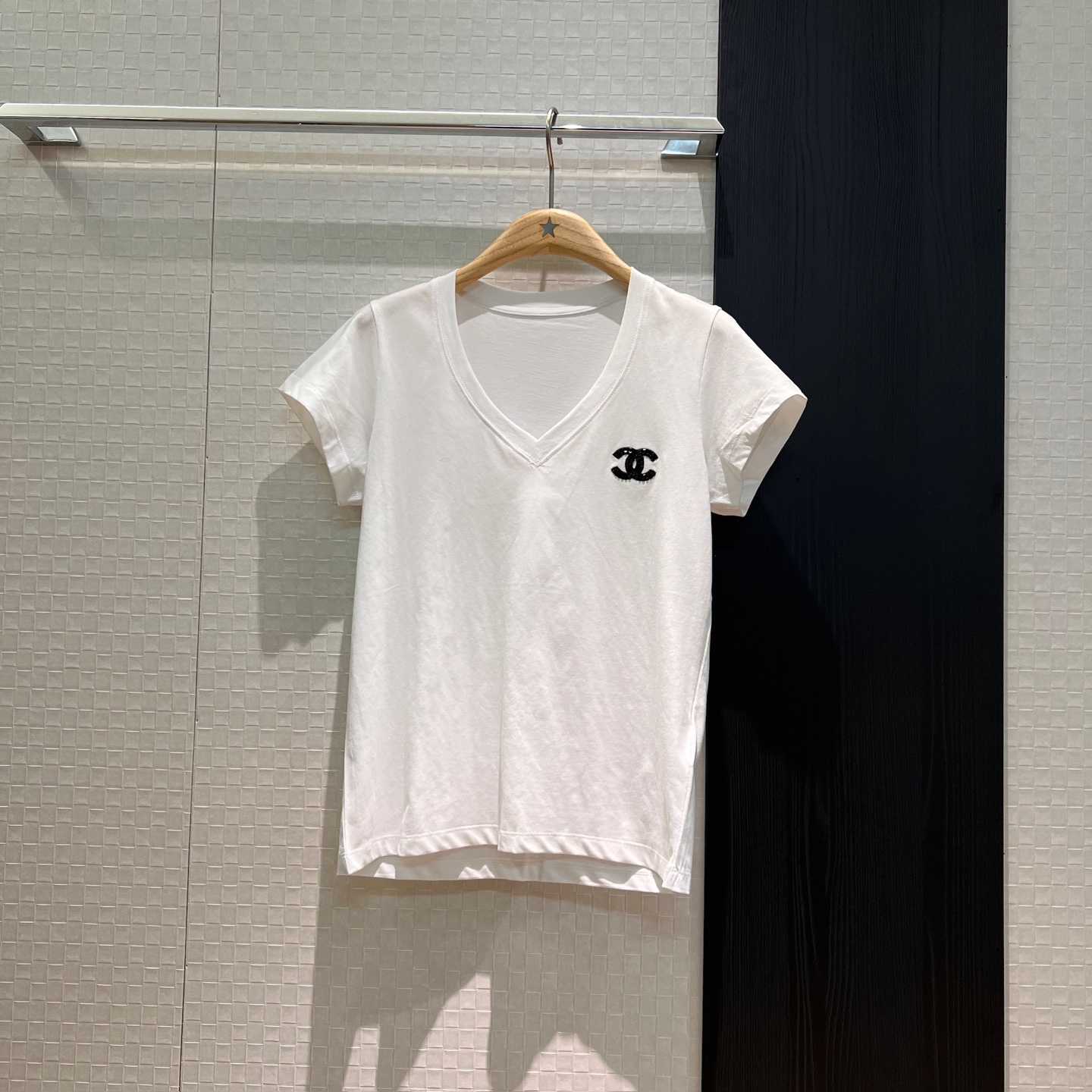 NO:331049,New V-neck dual C diamond T-shirt, slim and simple front shoulders, versatile casual black, white and blue powder SML, tees, t-shirt, alexander wang19860909新款V领双C贴钻T恤 正肩修身简约显瘦 百搭休闲黑白蓝粉 SML,,tees，t-shirt,alexander wang,Women's clothing