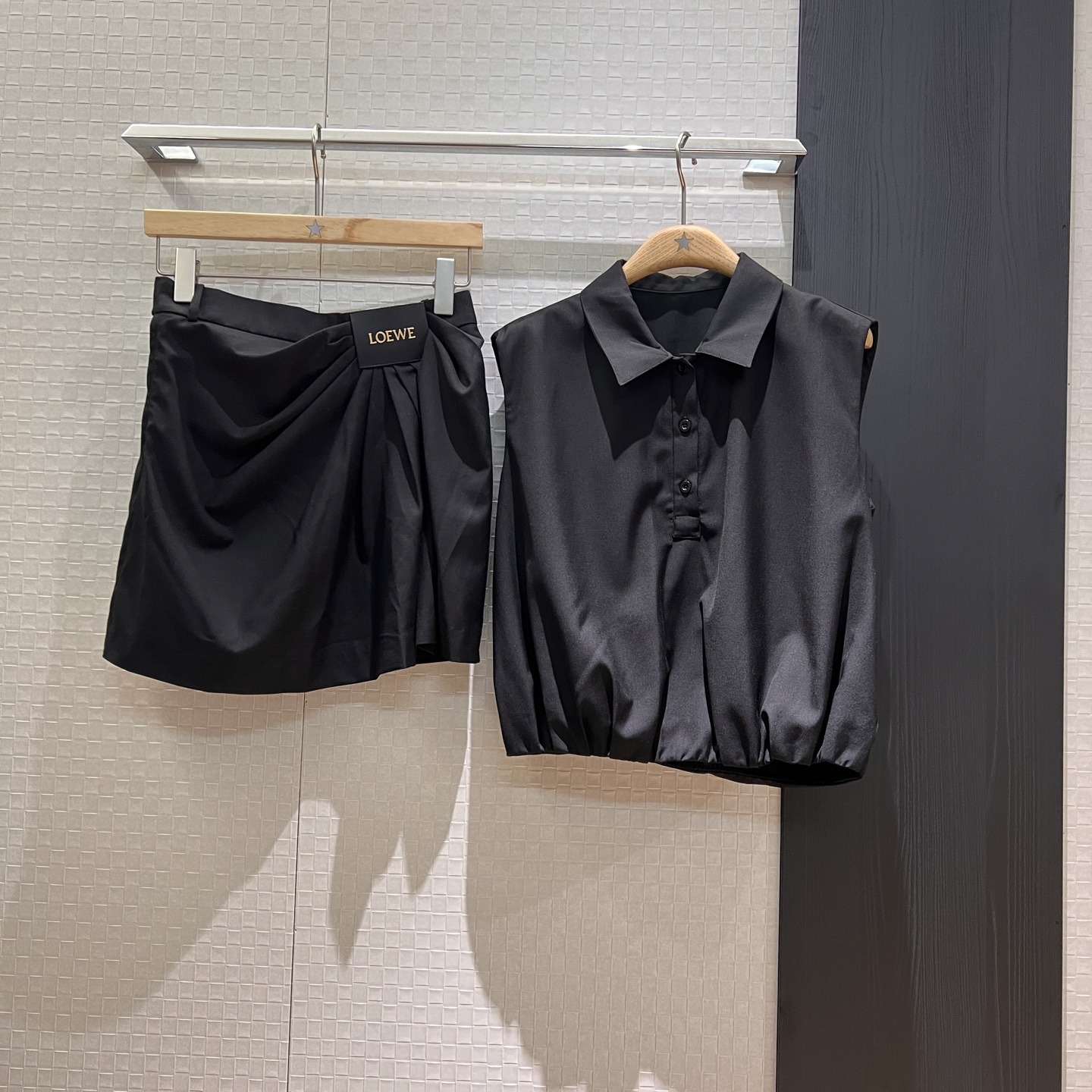 NO:333891,New style of incoming pleated design logo leather card suit Lapel flower bud vest top pleated skirt Fashionable and playful college style age-reducing SML, skirts, alexander wang19860909新款来袭褶皱设计logo皮牌套装 翻领花苞马甲上衣褶皱半裙 时尚小俏皮 学院风减龄SML,,skirts,alexander wang,Women's clothing