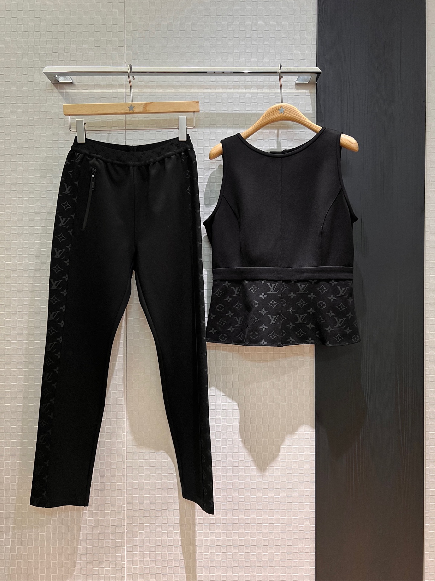 NO:329344,New style of spliced ​​presbyterian casual sports suits, lotus leaf hem vest tops, elastic waist and small feet pants, yoga pants, slim fit, comfortable and age-reducing SML,,alexander wang19860909新款拼接老花 休闲运动套装拼荷叶下摆背心上衣松紧腰小脚裤 瑜伽裤 修身显瘦 舒适减龄 SML,,alexander wang,Women's clothing