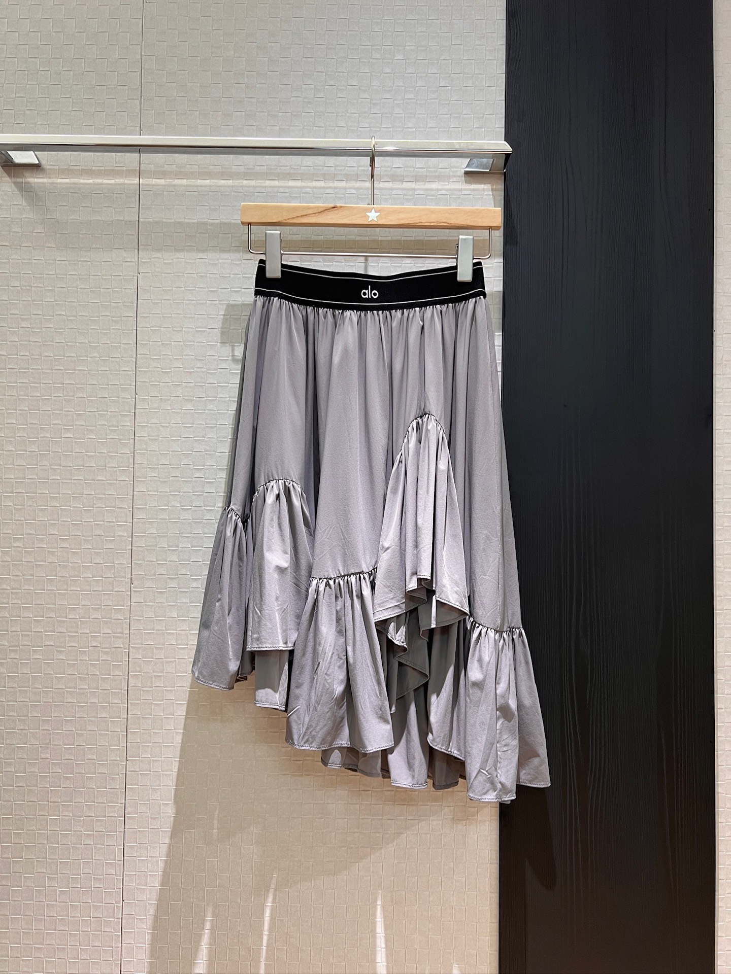 NO:329352,New logo elastic band splicing irregular ruffled skirt height and length asymmetrical ruffled skirt for leisure vacation age-reducing matching black gray S-XL, skirts, alexander wang19860909新款logo弹力带拼接不规则荷叶边半裙高低长短 不对称荷叶裙摆休闲度假 减龄搭配 黑色灰色 S-XL,,skirts,alexander wang,Women's clothing