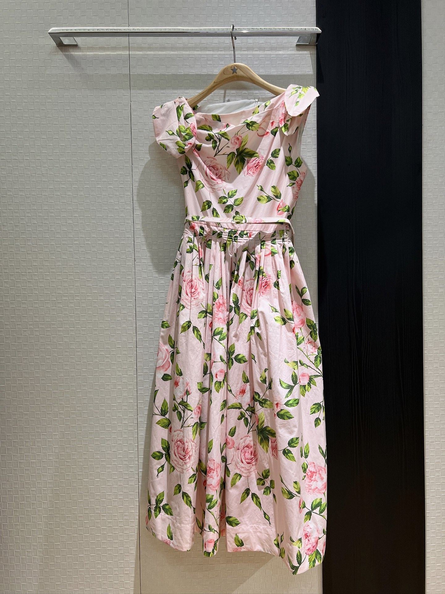 NO:329333,New one-length collar design, rose-print sleeveless vest long skirt, dress with pleated and knotted decoration on shoulders, two-wear, off-shoulder slim fit with pockets on both sides, with small belts, SML, skirts, alexander wang19860909新款一字领设计 玫瑰印花无袖背心长裙 连衣裙肩上褶皱打结装饰 两穿 露肩修身两侧有口袋 搭配小腰带 SML,,skirts,alexander wang,Women's clothing