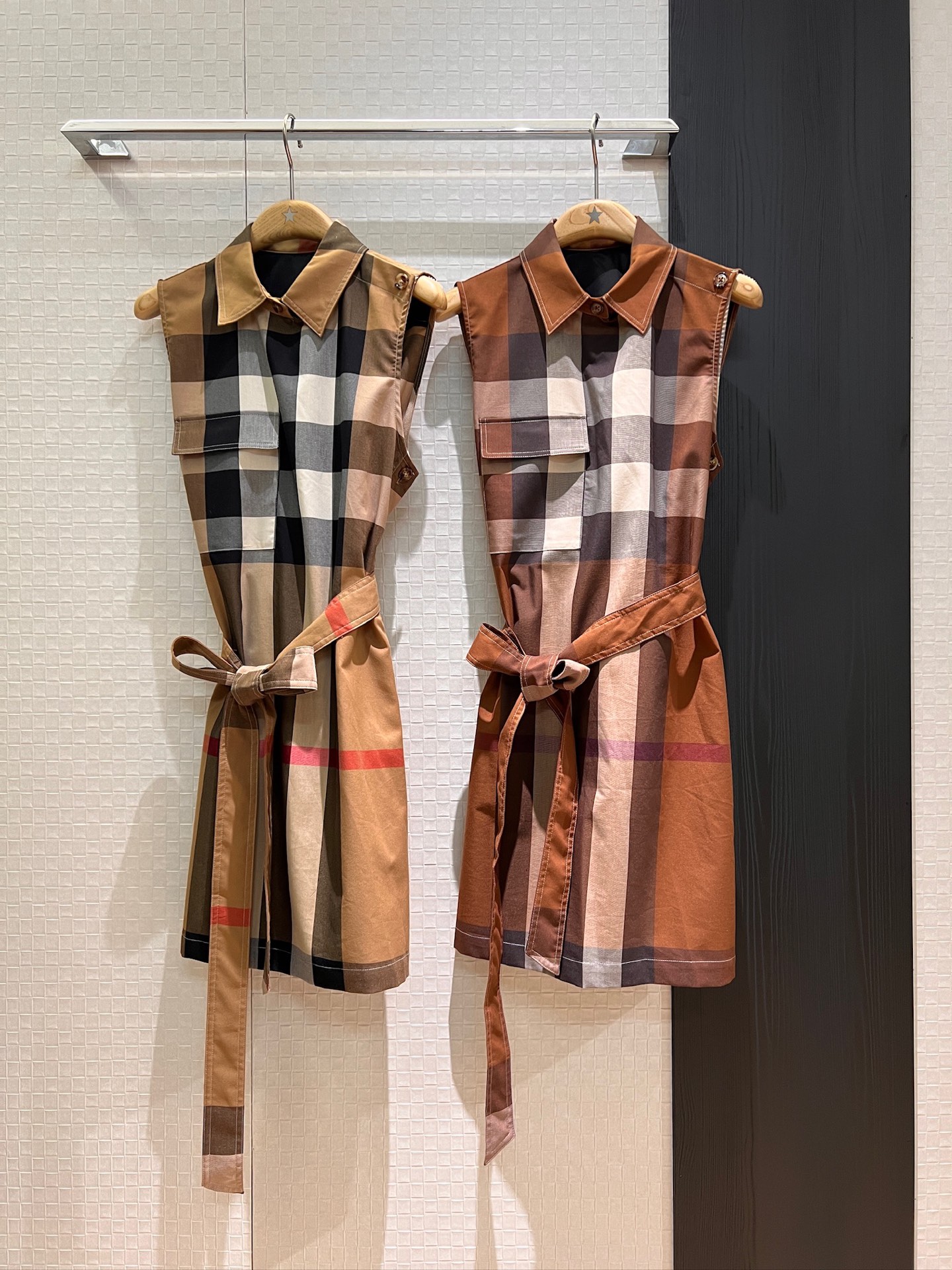 NO:329345,New French retro checked lapel sleeveless dress, irregular side-open belt wrap design, chest flip pocket decoration, pockets on both sides, thin and comfortable fabric, casual and age-reducing khaki SML,, skirts, alexander wang19860909新款法式复古格纹翻领无袖连衣裙 不规则侧开系腰带包裹设计胸前翻盖口袋装饰 两侧有口袋 面料轻薄舒适 休闲减龄卡其咖色 SML,,skirts,alexander wang,Women's clothing
