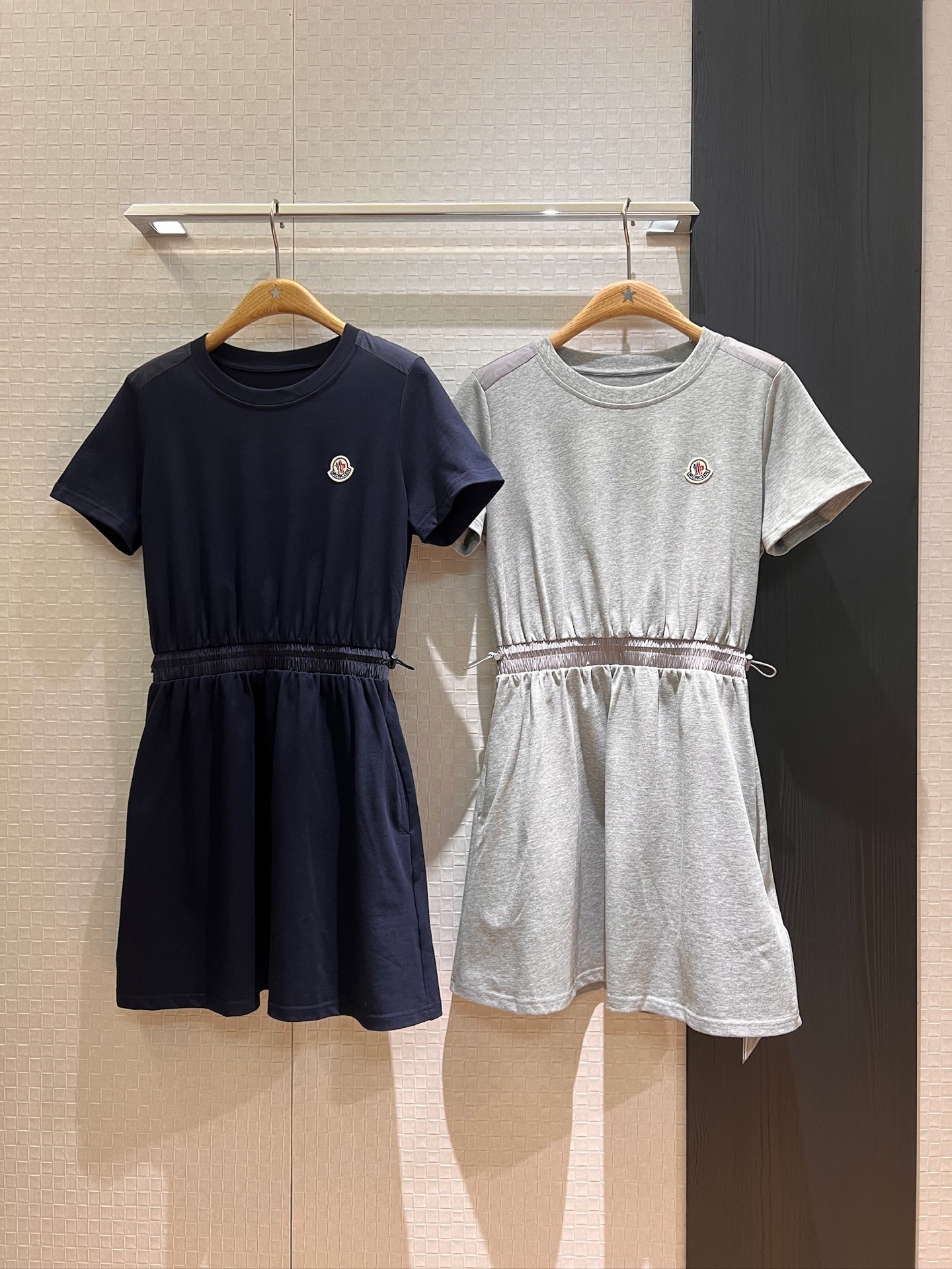 NO:329358,New chest logo decoration round neck drawstring elastic waist short-sleeved dress Academy casual waist adjustable waist pockets on both sides sports age-reducing Dark blue gray SML, skirts, T-shirt, alexander wang19860909新款胸前徽标装饰 圆领抽绳松紧腰短袖连衣裙学院休闲 收腰可调节 两侧有口袋运动减龄 深蓝灰色 SML,,skirts,T-shirt,alexander wang,Women's clothing