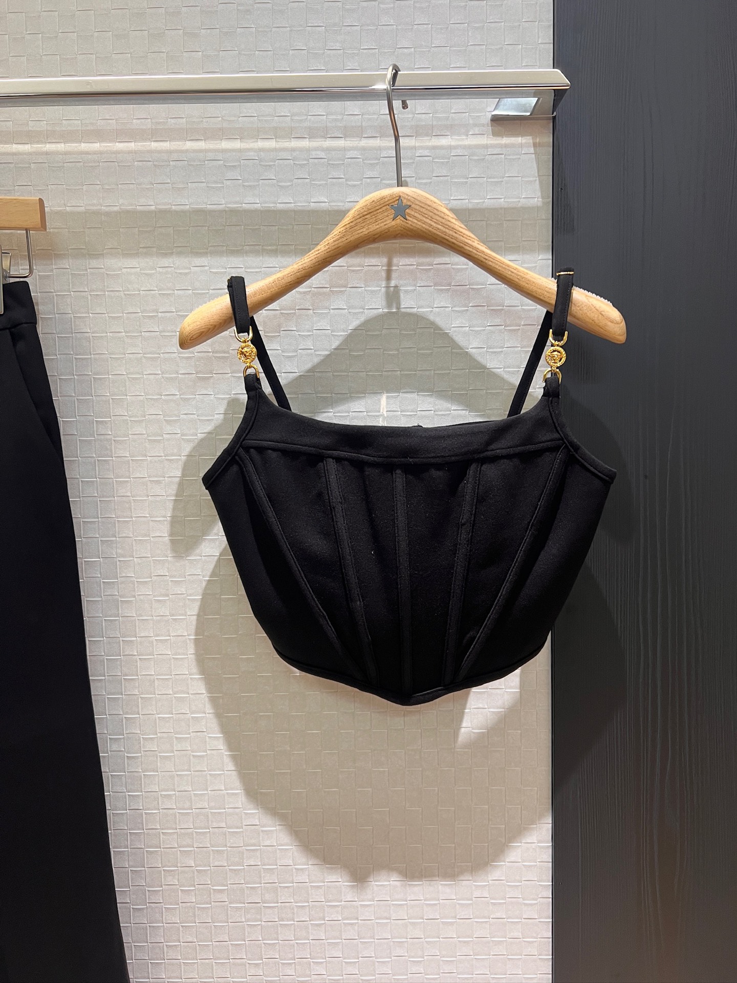 NO:329360,The new model is coming Li Yuchun and Zhao Lusi. Medusa hardware logo decorative suspender short vest strapless breasts built-in fish bones without curling edges. Slim and slim and hot versatile. SML, alexander wang19860909新款来袭李宇春 赵露思同款 美杜莎五金logo装饰吊带短款背心抹胸内置鱼骨不卷边 修身显瘦火辣百搭 SML,,alexander wang,Women's clothing