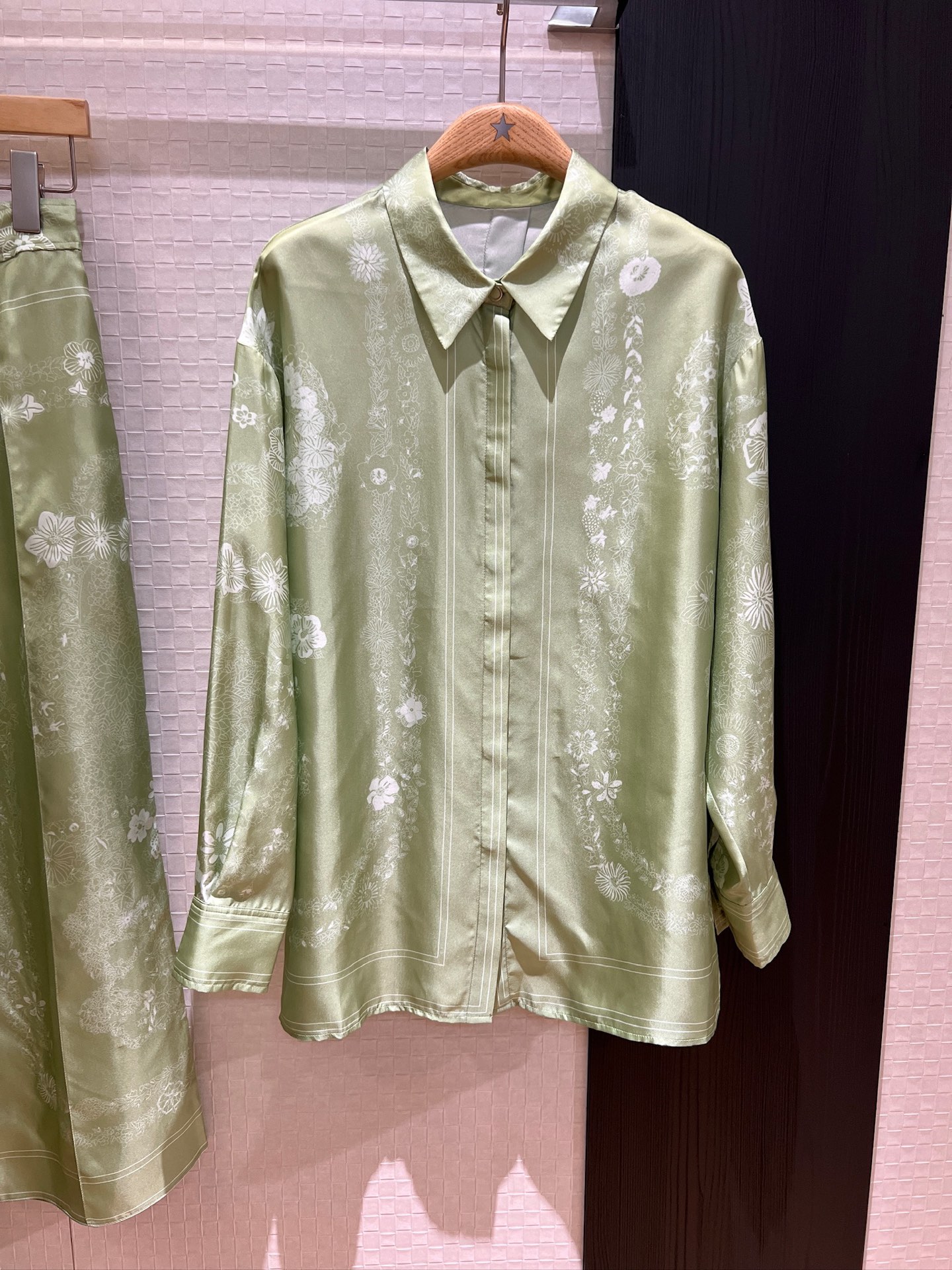 NO:427011,New positioning printed silk twill lining positioning flower silk wide-leg pants are spring versatile, temperament is age-reducing, can be worn in one set or separately S-XL shirt, real silk, alexander wang19860909新款定位印花真丝斜纹衬定位花真丝阔腿裤春天百搭 气质减龄 可一套或分开搭 S-XL 衬衣,,real silk,alexander wang,Women's clothing