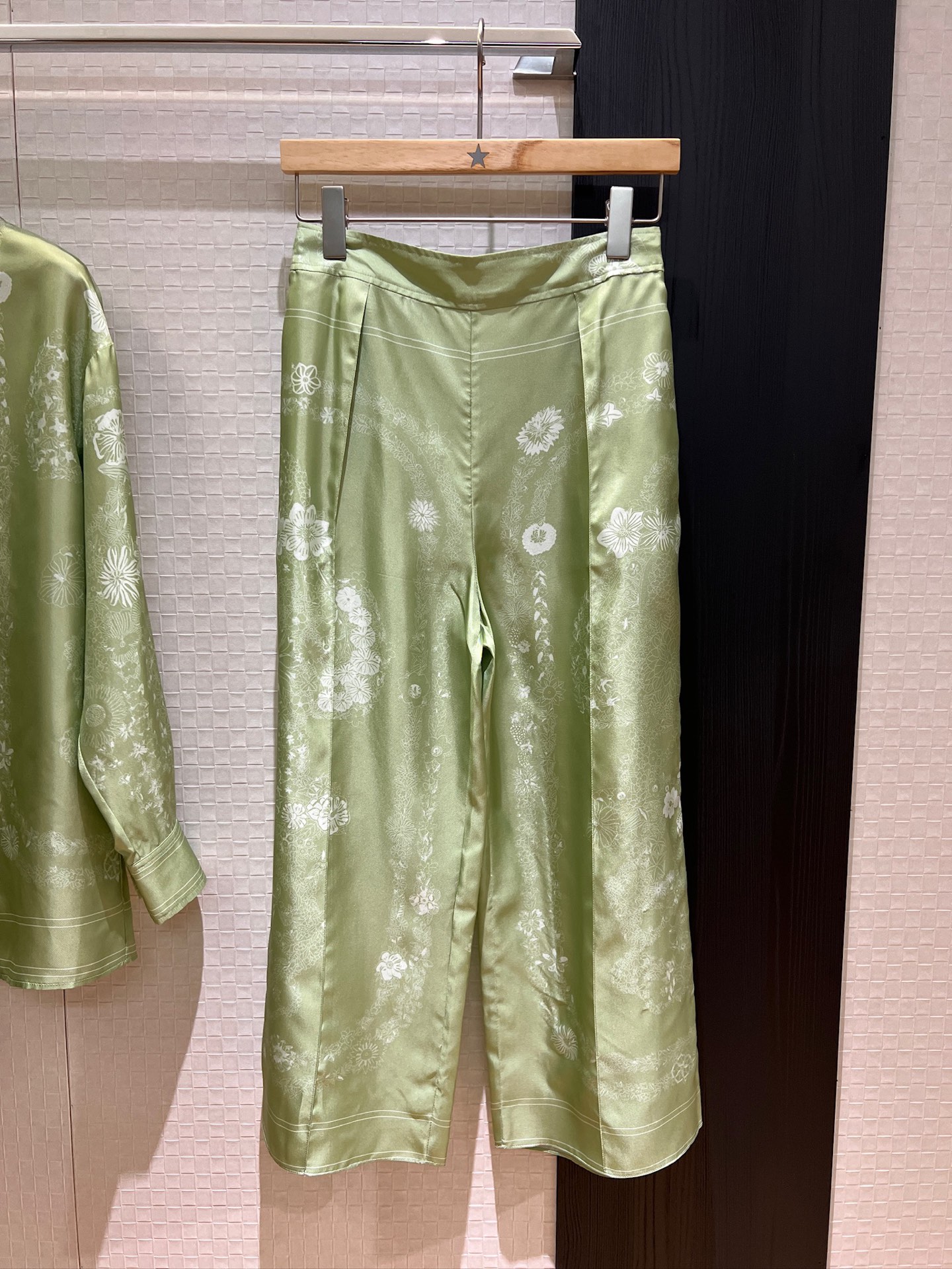 NO:427016,New positioning printed silk twill lining positioning flower silk wide-leg pants are spring versatile, temperament is age-reducing, can be worn in one set or separately S-XL pants, real silk, alexander wang19860909新款定位印花真丝斜纹衬定位花真丝阔腿裤春天百搭 气质减龄 可一套或分开搭 S-XL 裤子,,real silk,alexander wang,Women's clothing