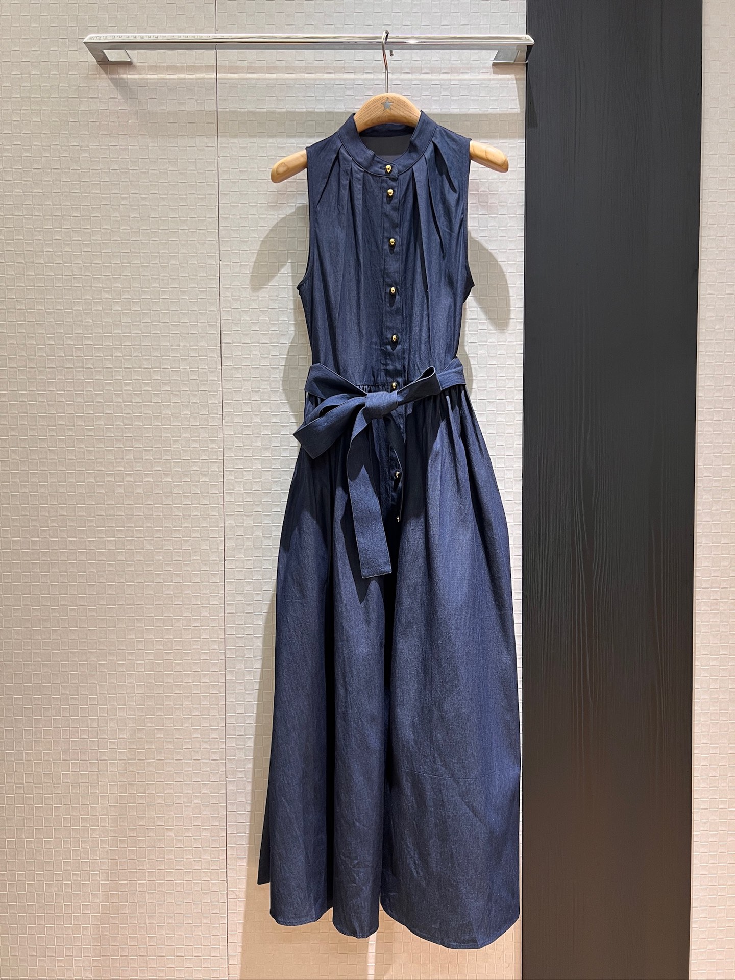 NO:327398,New stand-up collar pleated sleeveless denim dress, long vest skirt with belt decoration, slim fit and slim pockets on both sides, vacation beach, waving on the waves SML, skirts, alexander wang19860909新款立领褶皱无袖牛仔连衣裙 背心长裙系腰带装饰 修身显瘦两侧有口袋 度假沙滩 踏海浪 SML,,skirts,alexander wang,Women's clothing