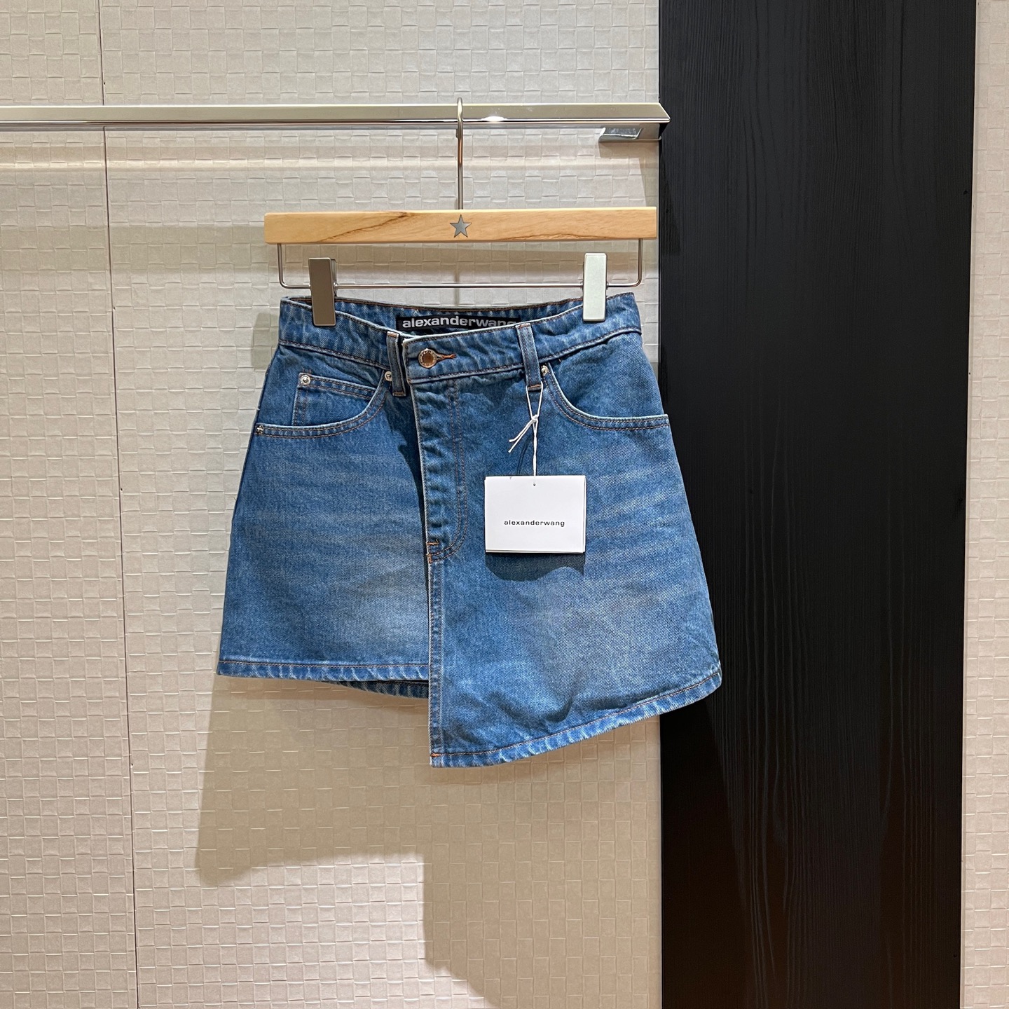 NO:421735,The same style as Dawang's new Yang Mi, asymmetric wrap-type denim skirt for old washing, casual and versatile, age-reducing essentials 26-29,,alexander wang,skirts,alexander wang19860909大王新款杨幂同款 不对称围裹式牛仔半裙做旧洗水 休闲百搭减龄必备 26-29,,alexander wang,skirts,alexander wang,Women's clothing