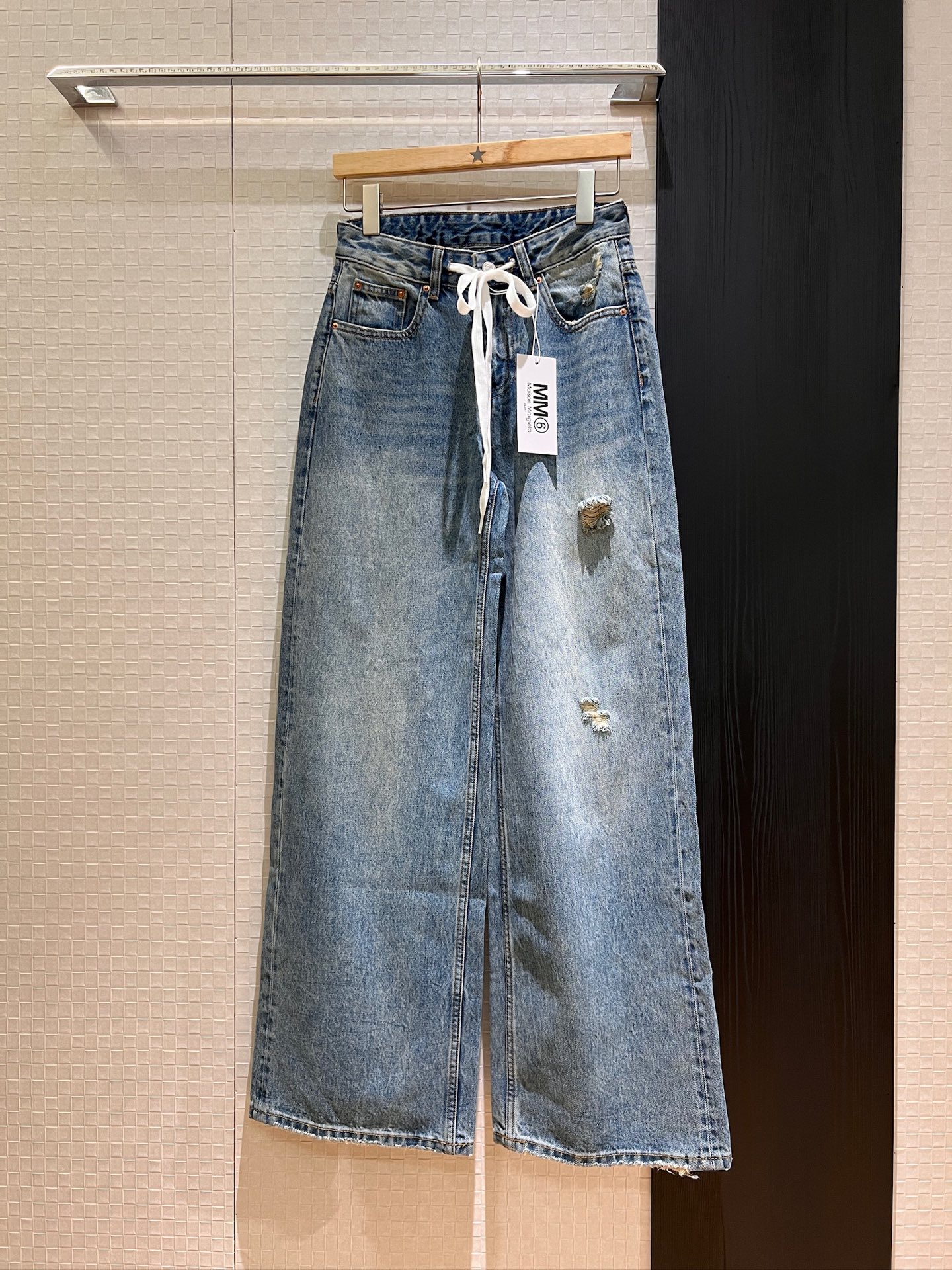NO:328534,MM6 Magila new style of flush drawstring lace design straight jeans floor pants positioned damaged wash loose style casual and age-reducing versatile Super Love Pants 26-29,,masion margiela,masion margiela,jeans,alexander wang19860909MM6马吉拉 新款冲冲抽绳系带设计直筒牛仔裤 拖地裤 定位破损洗水 宽松版型 休闲随意减龄百搭 超爱神裤26-29,,masion margiela,masion margiela,jeans,alexander wang,Women's clothing