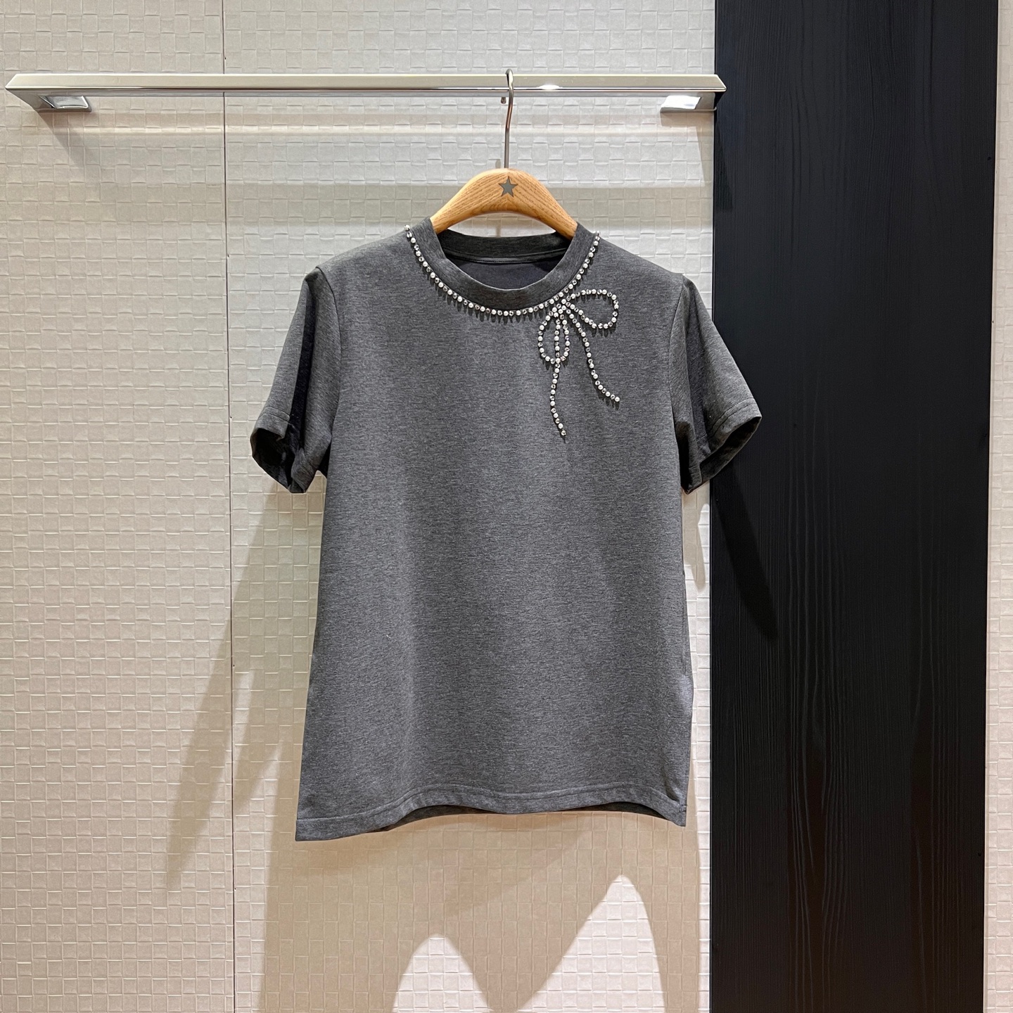 NO:333046,New heavy-duty hand-sewn pearl rhinestone bow decorative T-shirt cute age-reducing care essentials for casual gray and white SML, tees, t-shirt, alexander wang19860909新款重工手缝珍珠水钻蝴蝶结装饰T恤 可爱减龄 休闲必备灰色白色 SML,,tees，t-shirt,alexander wang,Women's clothing