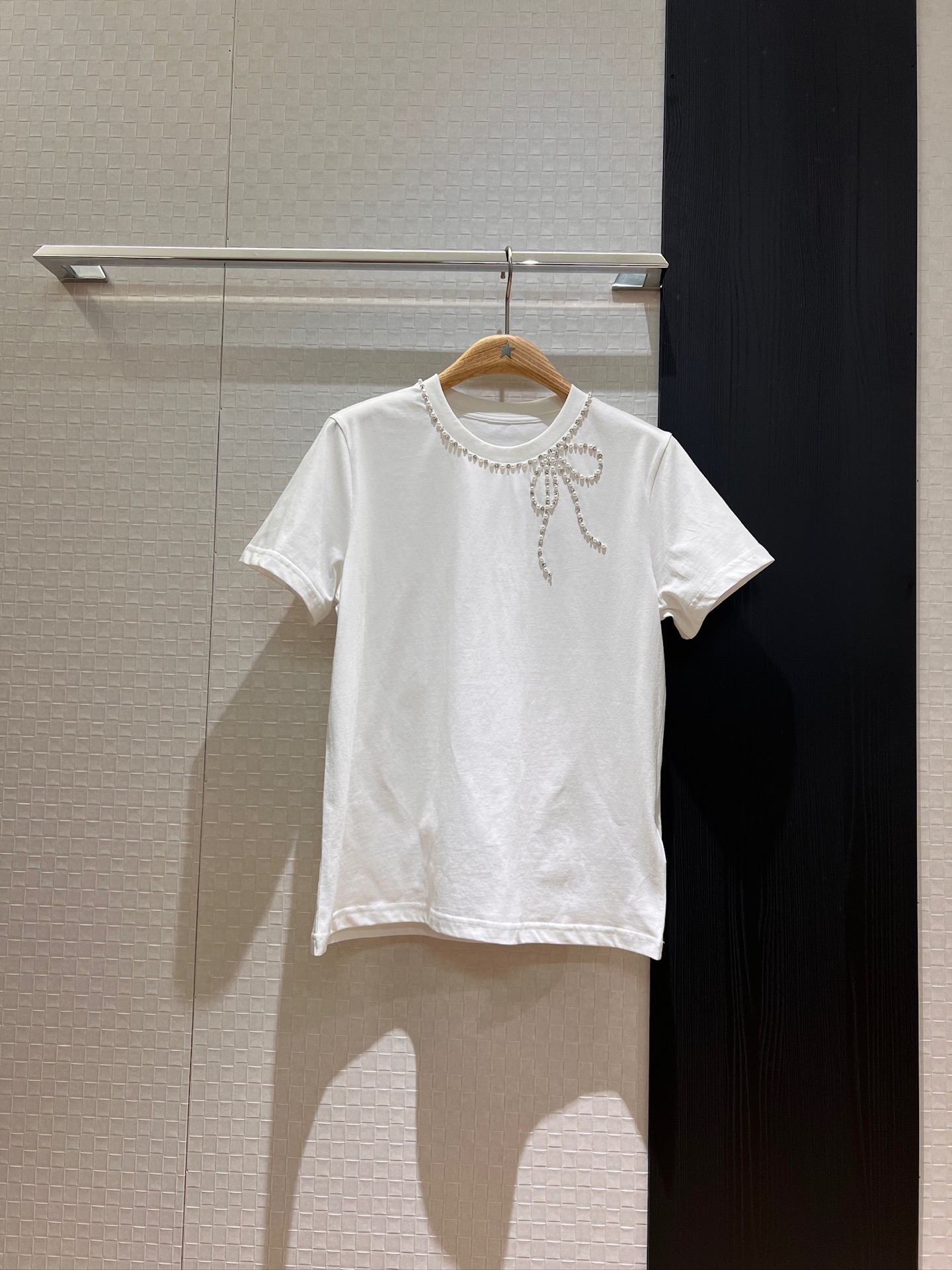 NO:333050,New heavy-duty hand-sewn pearl rhinestone bow decorative T-shirt cute age-reducing care essentials for casual gray and white SML, tees, t-shirt, alexander wang19860909新款重工手缝珍珠水钻蝴蝶结装饰T恤 可爱减龄 休闲必备灰色白色 SML,,tees，t-shirt,alexander wang,Women's clothing