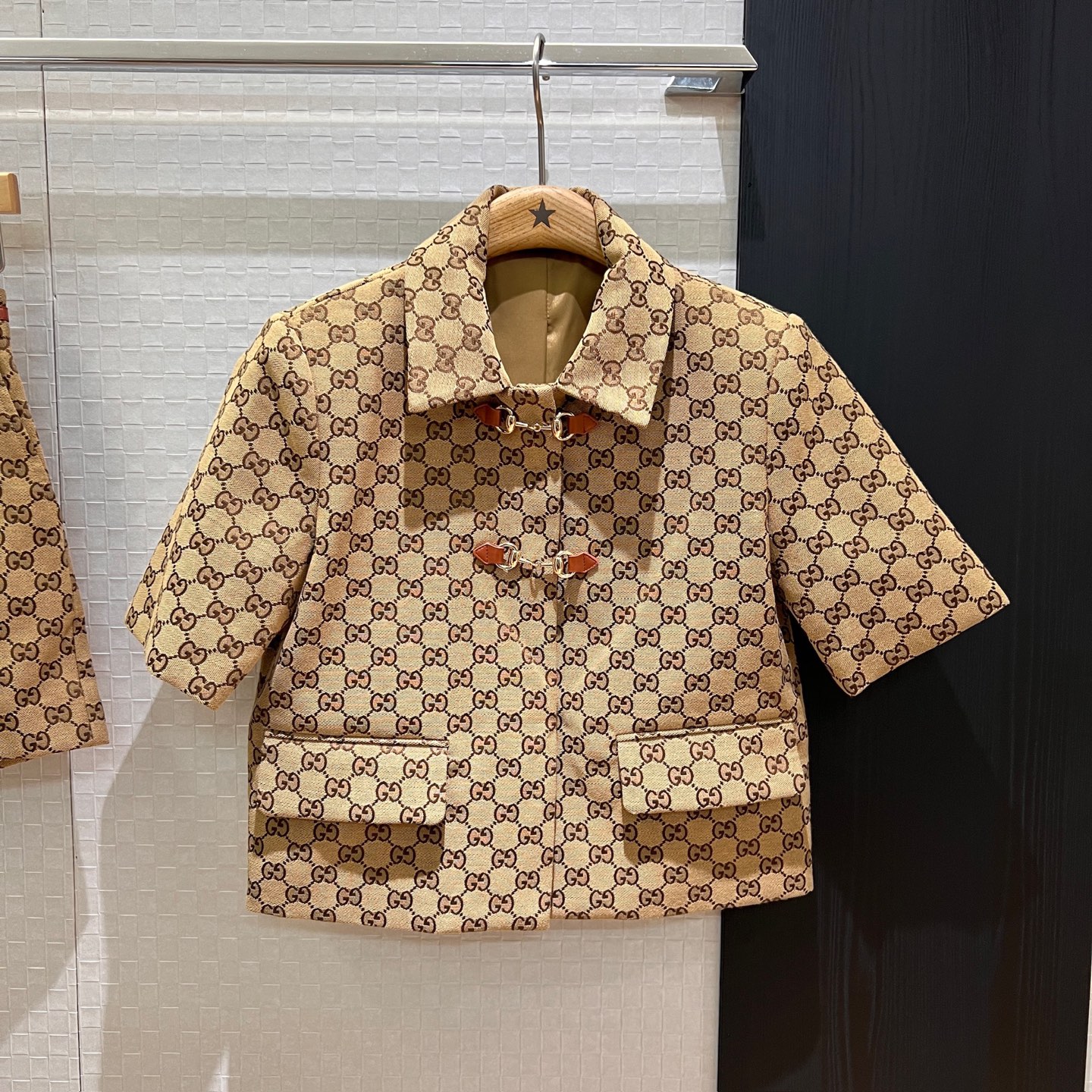 NO:413057,New style recommended double G short-sleeved lapel jacket, classic horse-bit leather decoration simple temperament, age-reducing versatile, can be matched with the same shorts SML, shorts, jackets & coats, T-shirt, alexander wang19860909新款推荐双G短袖翻领小外套 经典马衔扣皮装饰简约气质 减龄百搭 可搭同款短裤SML,,shorts,jackets & coats,T-shirt,alexander wang,Women's clothing