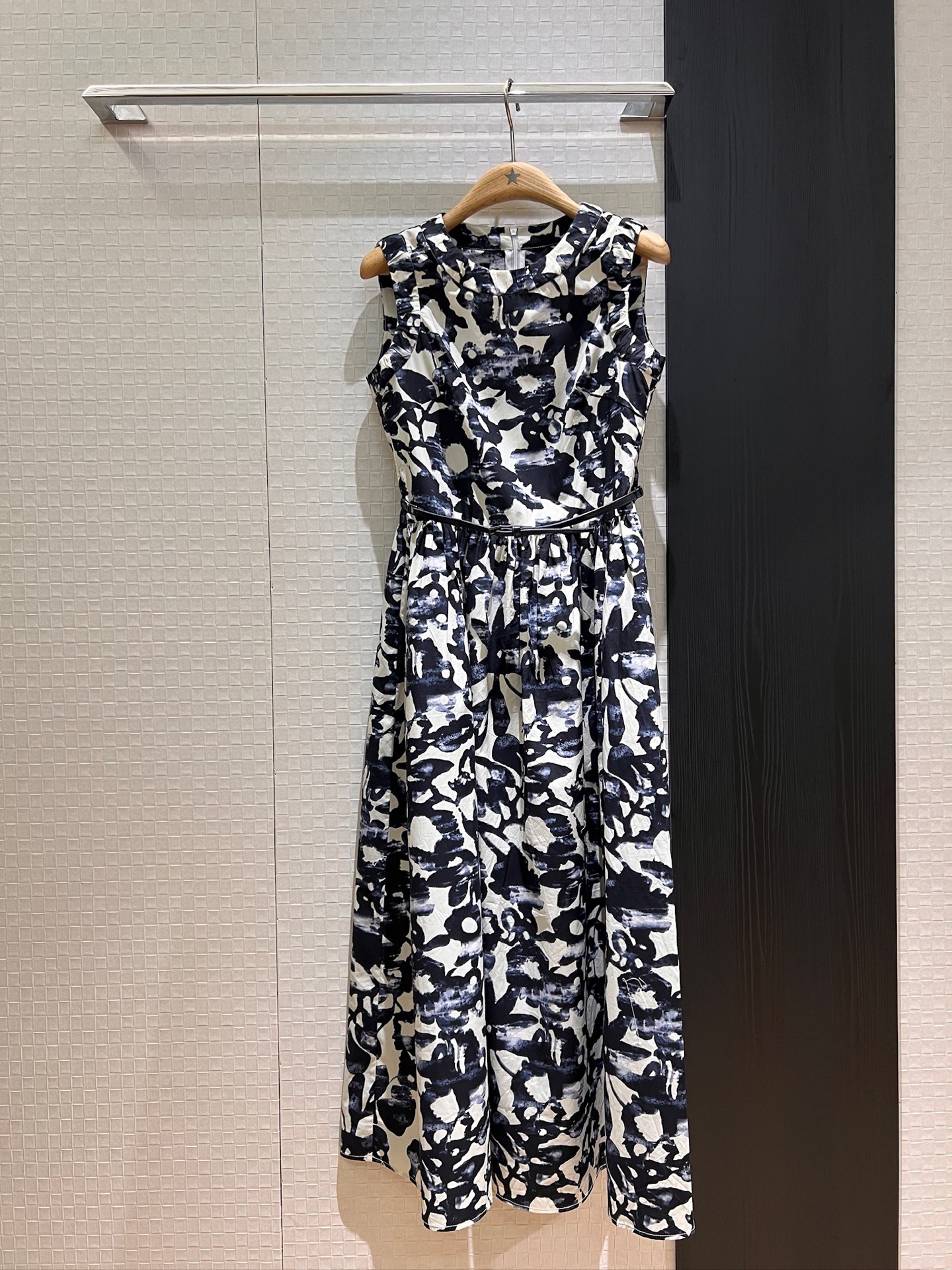 NO:333905,New blue hand-painted flower sleeveless dress French holiday style vest long skirt thin belt decoration with pockets on both sides Slim fit S-XL, skirts, alexander wang19860909新款蓝色手绘花朵无袖连衣裙 法式度假风 背心长裙细腰带装饰 两侧有口袋 修身显瘦S-XL,,skirts,alexander wang,Women's clothing