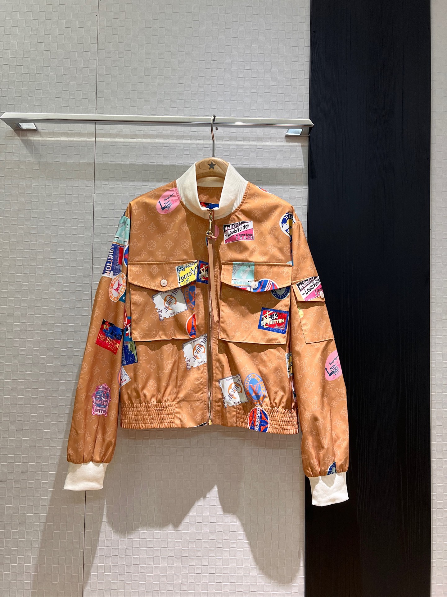 NO:327366,New old-fashioned airplane badge print Ribbed stand collar waist jacket work pocket decoration Loose casual handsome age reduction Khaki white SML,,jackets & coats,jackets & coats,alexander wang19860909新款老花飞机徽章印花 罗纹立领收腰夹克外套工装口袋装饰 宽松休闲帅气减龄 卡其白色 SML,,jackets & coats,jackets & coats,alexander wang,Women's clothing