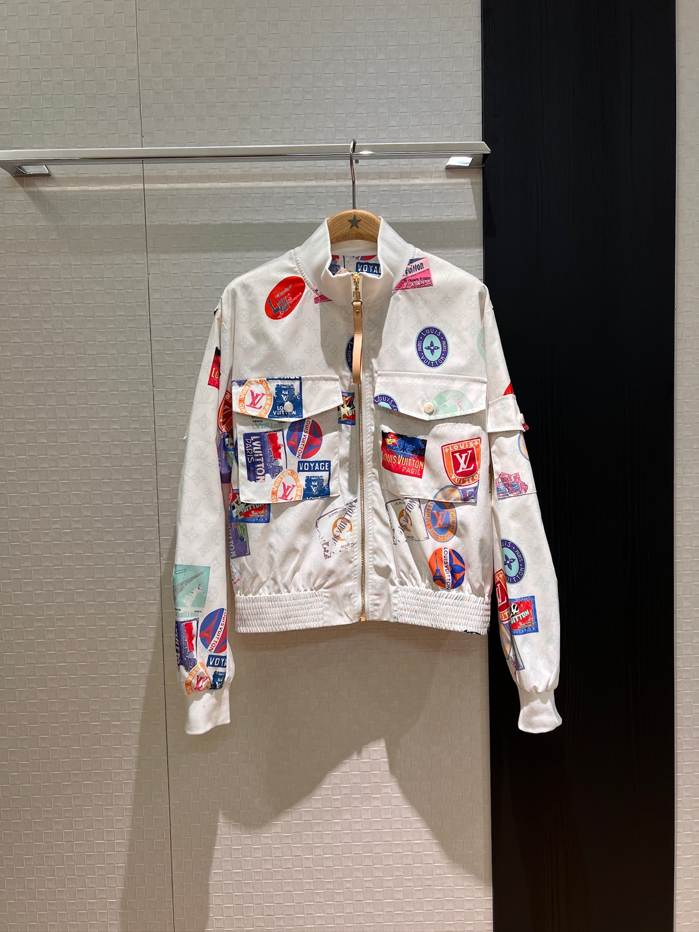 NO:327372,New old-fashioned airplane badge print Ribbed stand collar waist jacket work pocket decoration Loose casual handsome age reduction Khaki white SML,,jackets & coats,jackets & coats,alexander wang19860909新款老花飞机徽章印花 罗纹立领收腰夹克外套工装口袋装饰 宽松休闲帅气减龄 卡其白色 SML,,jackets & coats,jackets & coats,alexander wang,Women's clothing