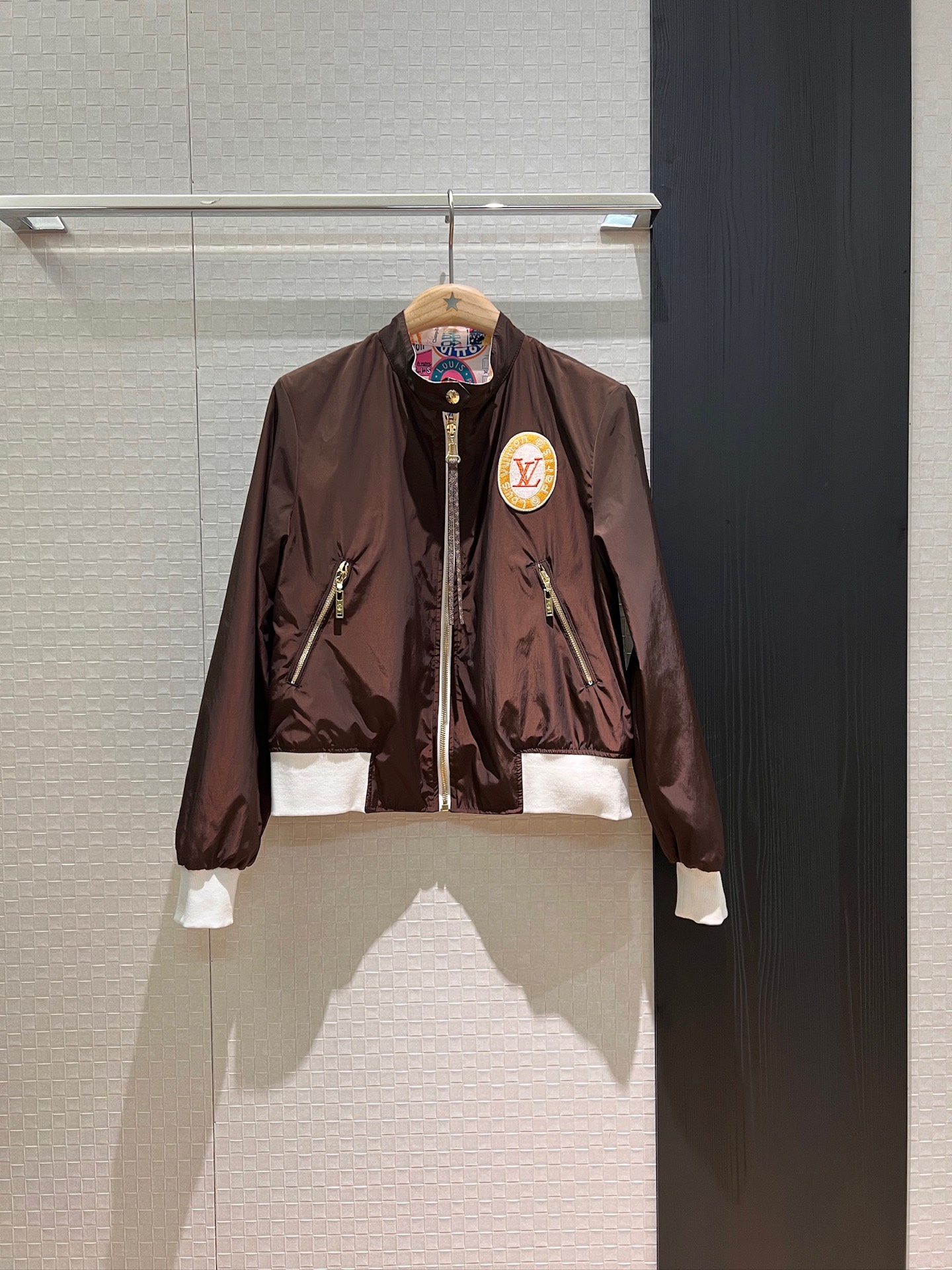 NO:327354,New two-sided airplane badge printed stand-up collar jacket, colorful badges and brown colliding loose casual, fashionable commuting, wearable on both sides, age-reducing versatile SML,, jackets & coats, jackets & coats, alexander wang19860909新款两面穿飞机徽章印花立领夹克外套 彩色徽章和咖色碰撞宽松休闲 时尚通勤 两面可穿 减龄百搭SML,,jackets & coats,jackets & coats,alexander wang,Women's clothing