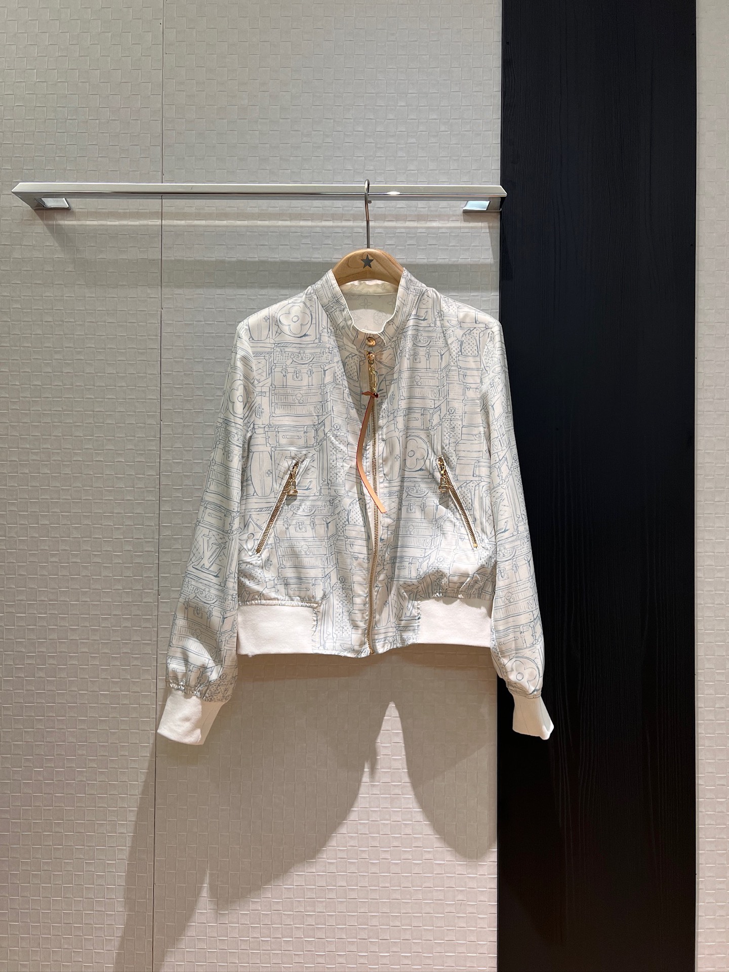 NO:327360,New style of hand-painted sketched stand-up collar jacket with line pattern and presbyopia collision loose casual fashion commuting two sides wearable age-reducing versatile SML,, jackets & coats, jackets & coats, alexander wang19860909新款两面穿手绘素描印花立领夹克外套 线稿图案和老花碰撞宽松休闲 时尚通勤 两面可穿 减龄百搭SML,,jackets & coats,jackets & coats,alexander wang,Women's clothing