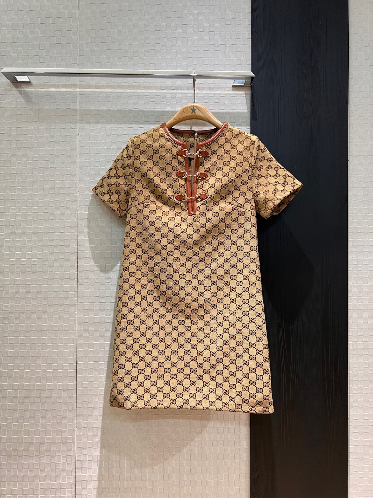 NO:328522,New style recommended double G leather short-sleeved dress, horse-bit leather decoration, neckline hollow classic double G jacquard fabric, A-line style, simple and fashionable, temperament is not picky about people, SML, skirts, T-shirt, alexander wang19860909新款推荐双G拼皮短袖连衣裙 马衔扣皮边装饰 领口镂空经典双G提花面料 A字版型 简约时尚 气质不挑人SML,,skirts,T-shirt,alexander wang,Women's clothing