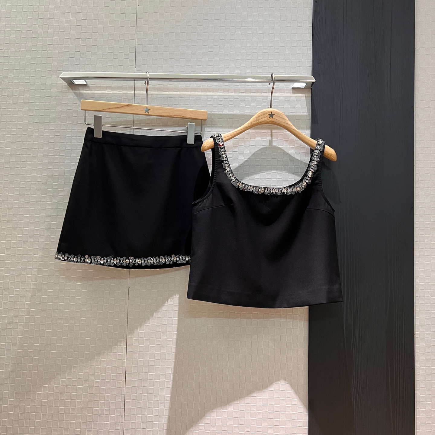 NO:327390,New hand-sewn sequin rhinestone decoration set suspender short vest top A-line short skirt skirt small exquisite elegant socialite black and white SML, skirts, alexander wang19860909新款手缝亮片水钻装饰套装吊带短款背心上衣A字短裙半裙 小精致 优雅名媛 黑色白色 SML,,skirts,alexander wang,Women's clothing