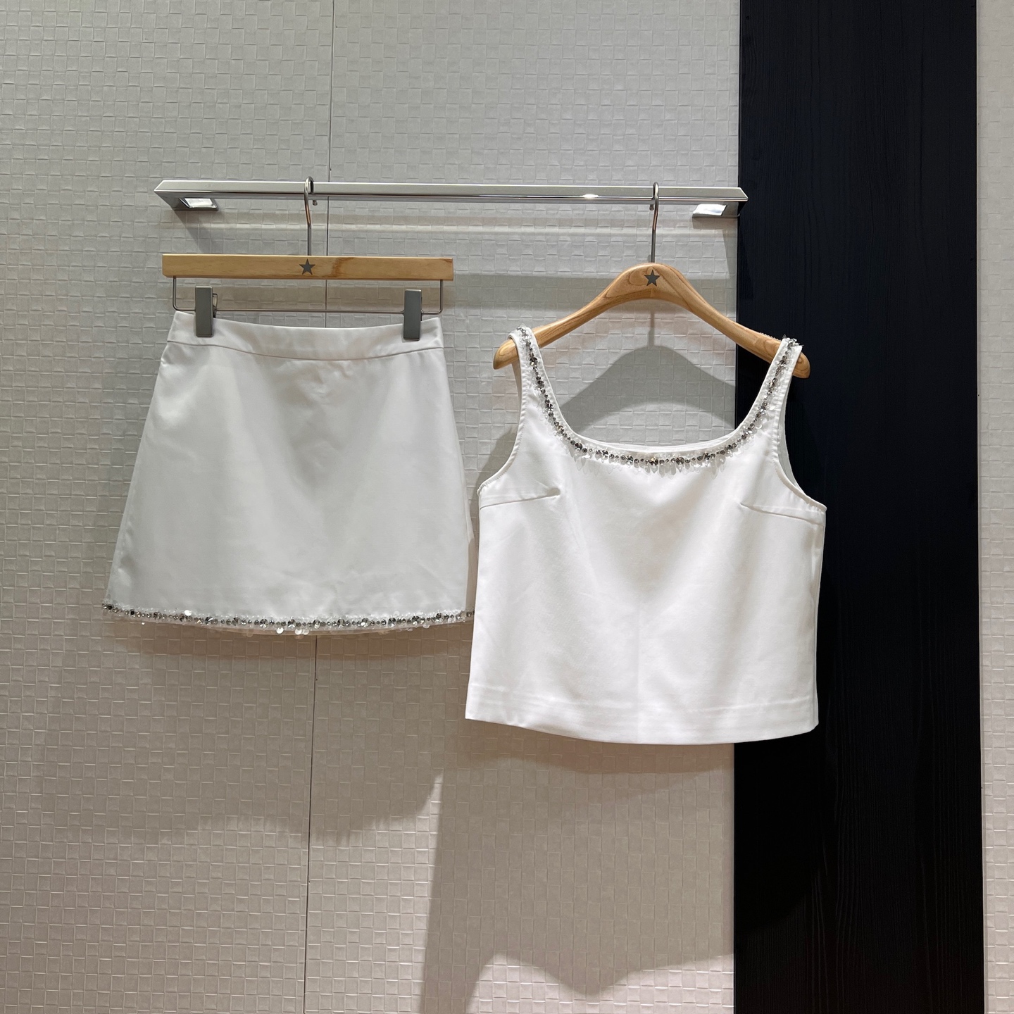 NO:327394,New hand-sewn sequin rhinestone decoration set suspender short vest top A-line short skirt skirt small exquisite elegant socialite black and white SML, skirts, alexander wang19860909新款手缝亮片水钻装饰套装吊带短款背心上衣A字短裙半裙 小精致 优雅名媛 黑色白色 SML,,skirts,alexander wang,Women's clothing