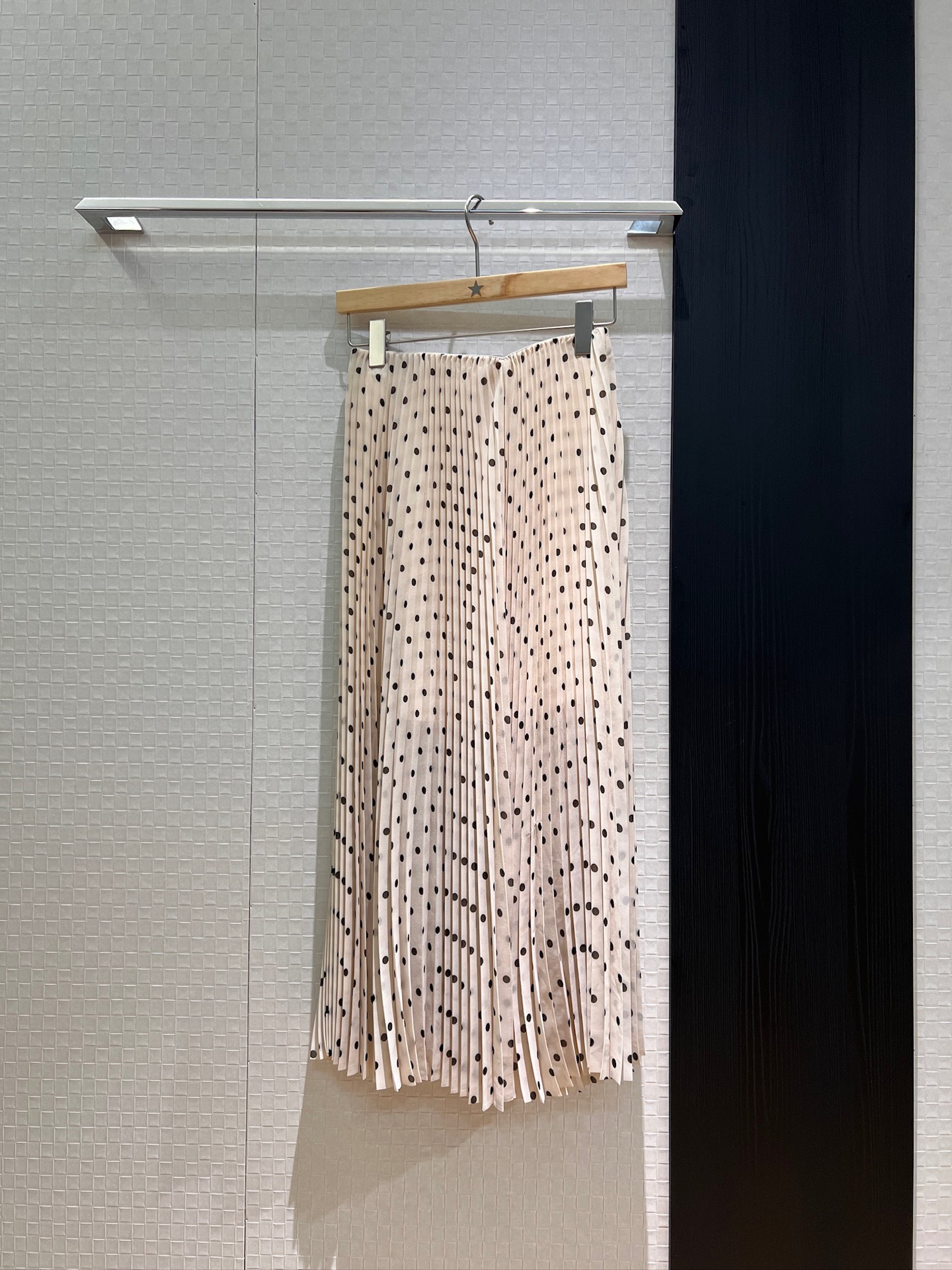 NO:332667,New elastic waist design polka dot pleated skirt long skirt elegant temperament classic and versatile. A must-have for age reduction. S-XL, skirts, alexander wang19860909新款松紧腰设计波点百褶半裙长裙优雅气质 经典百搭 减龄必备黑色/白色 S-XL,,skirts,alexander wang,Women's clothing