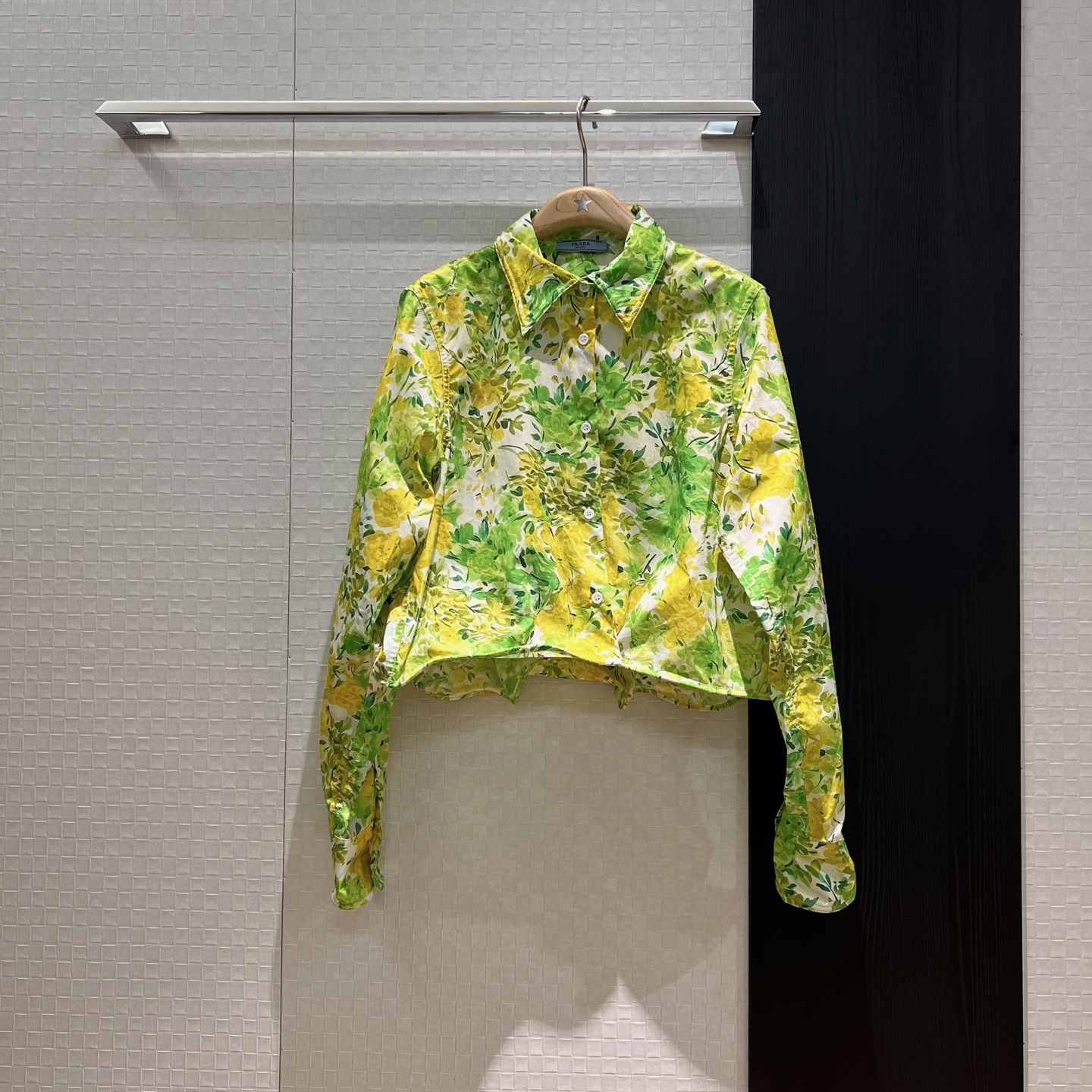 NO:332294,New built-in aluminum wire design, show style concave shape vacation printed short shirt is super bright, free shaping effect, fashionable single product personality temperament and age-reducing SML, alexander wang19860909新款内置铝丝设计 秀款凹造型度假印花短款衬衣超亮眼 自由塑造效果 时髦单品个性气质减龄 SML,,alexander wang,Women's clothing