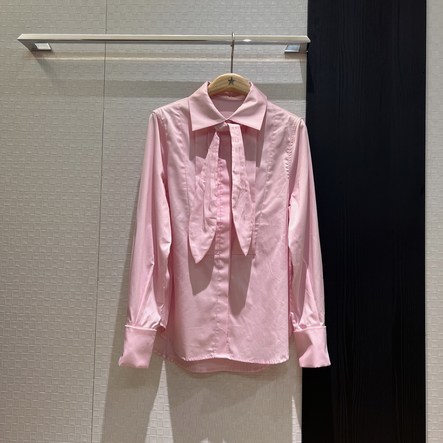 NO:923201,New catwalk star style, rabbit ears bow tie design and decoration, chest striped and pleated shirt can be knotted and decorated, molded logo hardware cufflinks, embroidered logo, fashionable and casual, versatile for age reduction, SML,,19860909新款走秀明星款 兔耳朵领结设计装饰 胸前打条压褶衬衣可打结装饰 开模logo五金袖扣 刺绣logo徽标时尚休闲 减龄百搭 SML,,,Women's clothing