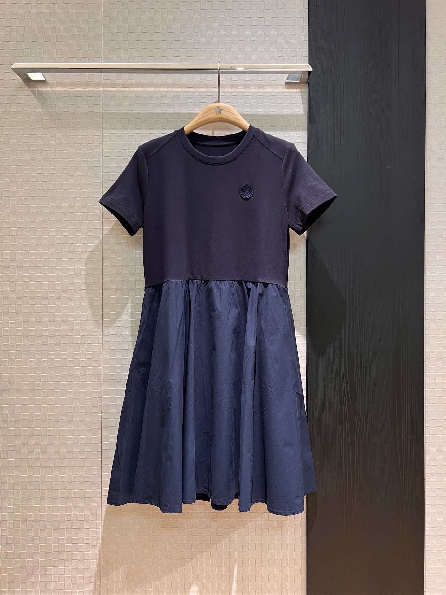 NO:328514,Recommended chongchong cover-split short-sleeved dress with classic logo logo decoration on the chest. Pockets on both sides are sweet and casual. Cute and age-reducing. White and dark blue SML, Moncler, skirts, T-shirt, alexander wang19860909推荐冲冲蒙口拼接短袖连衣裙胸前经典logo徽标装饰 两侧有口袋甜美休闲 可爱减龄 白色深蓝 SML,,Moncler,skirts,T-shirt,alexander wang,Women's clothing