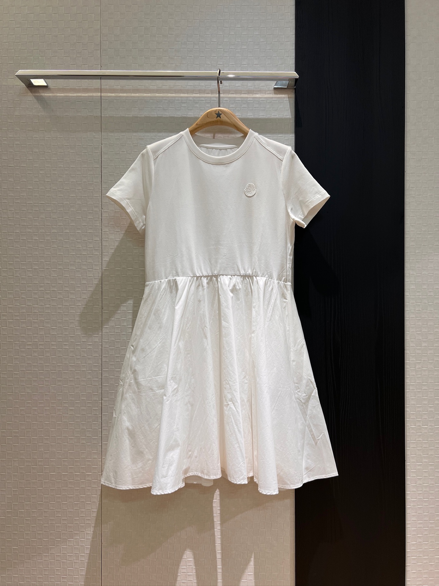 NO:328518,Recommended chongchong cover-split short-sleeved dress with classic logo logo decoration on the chest. Pockets on both sides are sweet and casual. Cute and age-reducing. White and dark blue SML, Moncler, skirts, T-shirt, alexander wang19860909推荐冲冲蒙口拼接短袖连衣裙胸前经典logo徽标装饰 两侧有口袋甜美休闲 可爱减龄 白色深蓝 SML,,Moncler,skirts,T-shirt,alexander wang,Women's clothing