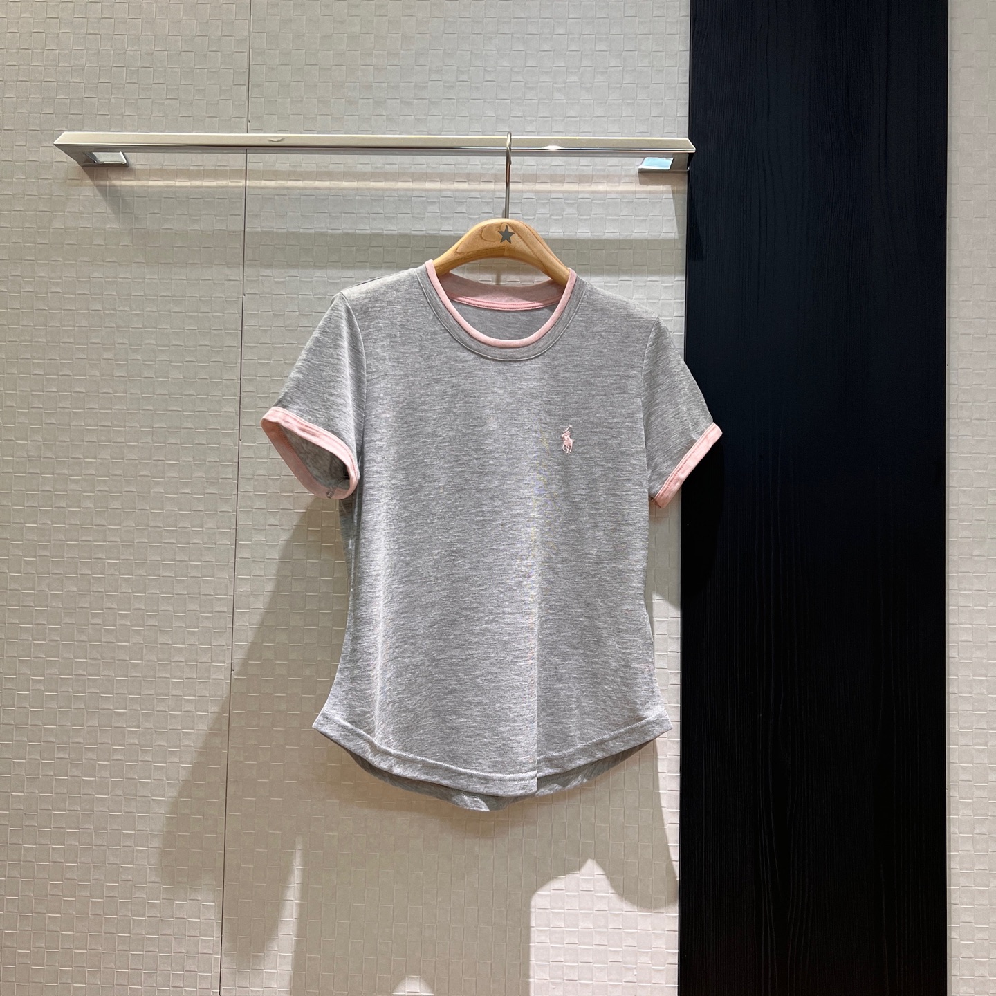 NO:327400,New embroidered pony contrasting T-shirt, slim and irregular hem, reduce age and make you look younger. Gray and white SML, tees, t-shirt, alexander wang19860909新款刺绣小马撞色T恤 修身不规则下摆减龄显嫩 灰色白色 SML,,tees，t-shirt,alexander wang,Women's clothing