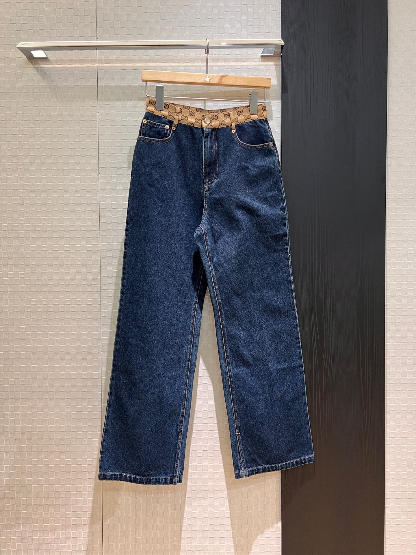 NO:332675,New models recommended double G jacquard belt spliced ​​jeans contrasting color splicing decoration Straight-leg long legs Slim-fitting slim-fitting and slim-fitting age-reducing versatile SML, jeans, alexander wang19860909新款推荐双G提花腰带拼接开叉牛仔裤撞色拼接装饰 直筒休闲 大长腿 裤脚开叉修身显瘦 减龄百搭 SML,,jeans,alexander wang,Women's clothing