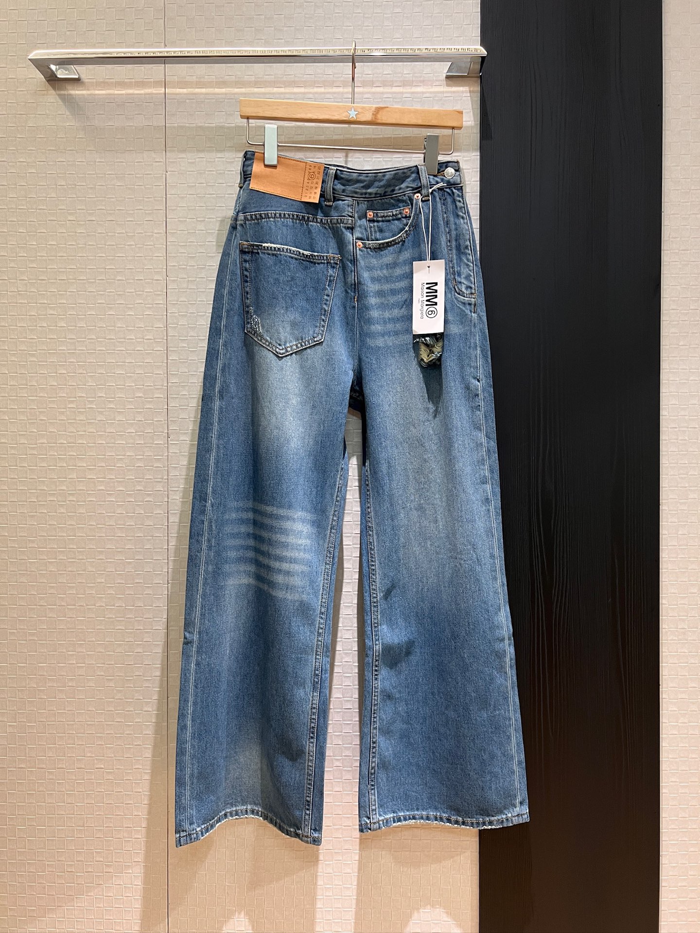 NO:332047,New style MM6 Magila flip design straight jeans wide-leg floor pants positioned damaged wash loose style casual and age-reducing versatile Super Love Pants 26-29,,masion margiela,masion margiela,jeans,alexander wang19860909新款冲冲MM6马吉拉 翻转设计直筒牛仔裤 阔腿拖地裤 定位破损洗水 宽松版型 休闲随意减龄百搭 超爱神裤26-29,,masion margiela,masion margiela,jeans,alexander wang,Women's clothing