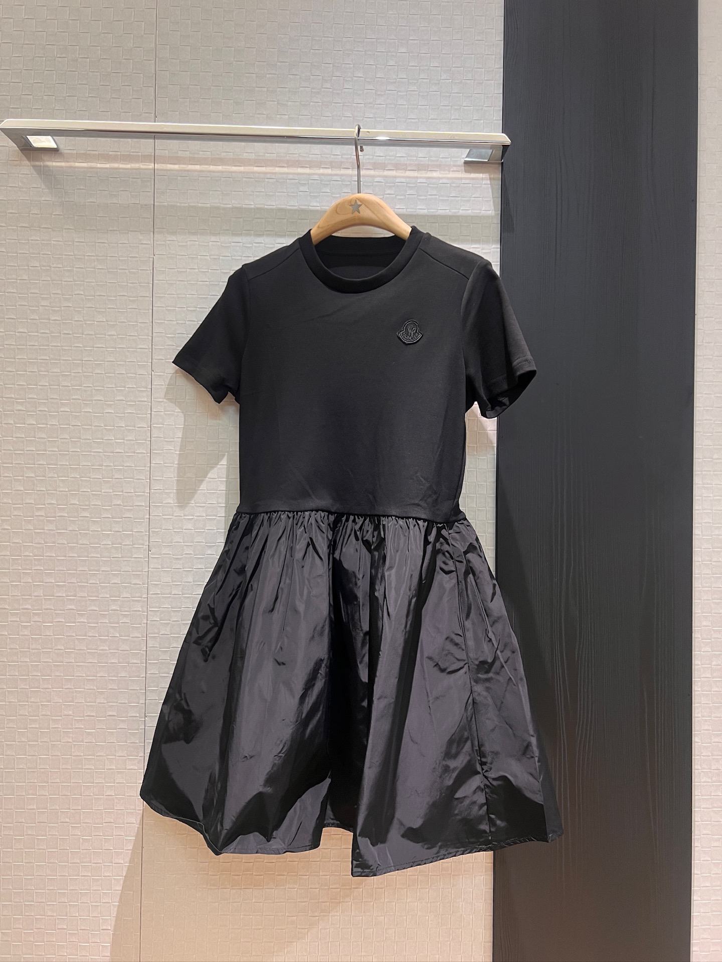 NO:327382,Recommended new masked nylon taro purple T-shirt skirt. Short-sleeved dress. Classic logo logo decoration on the chest. Custom fabric. Sweet and casual on both sides. Cute and age-reducing. Lavender purple/classic black. SML, Moncler, skirts, T-shirt,tees, t-shirt,alexander wang.19860909推荐新款蒙口拼接尼龙香芋紫T恤裙 短袖连衣裙胸前经典logo徽标装饰 定制面料 两侧有口袋甜美休闲 可爱减龄 薰衣草紫/经典黑 SML,,Moncler,skirts,T-shirt,tees，t-shirt,alexander wang,Women's clothing