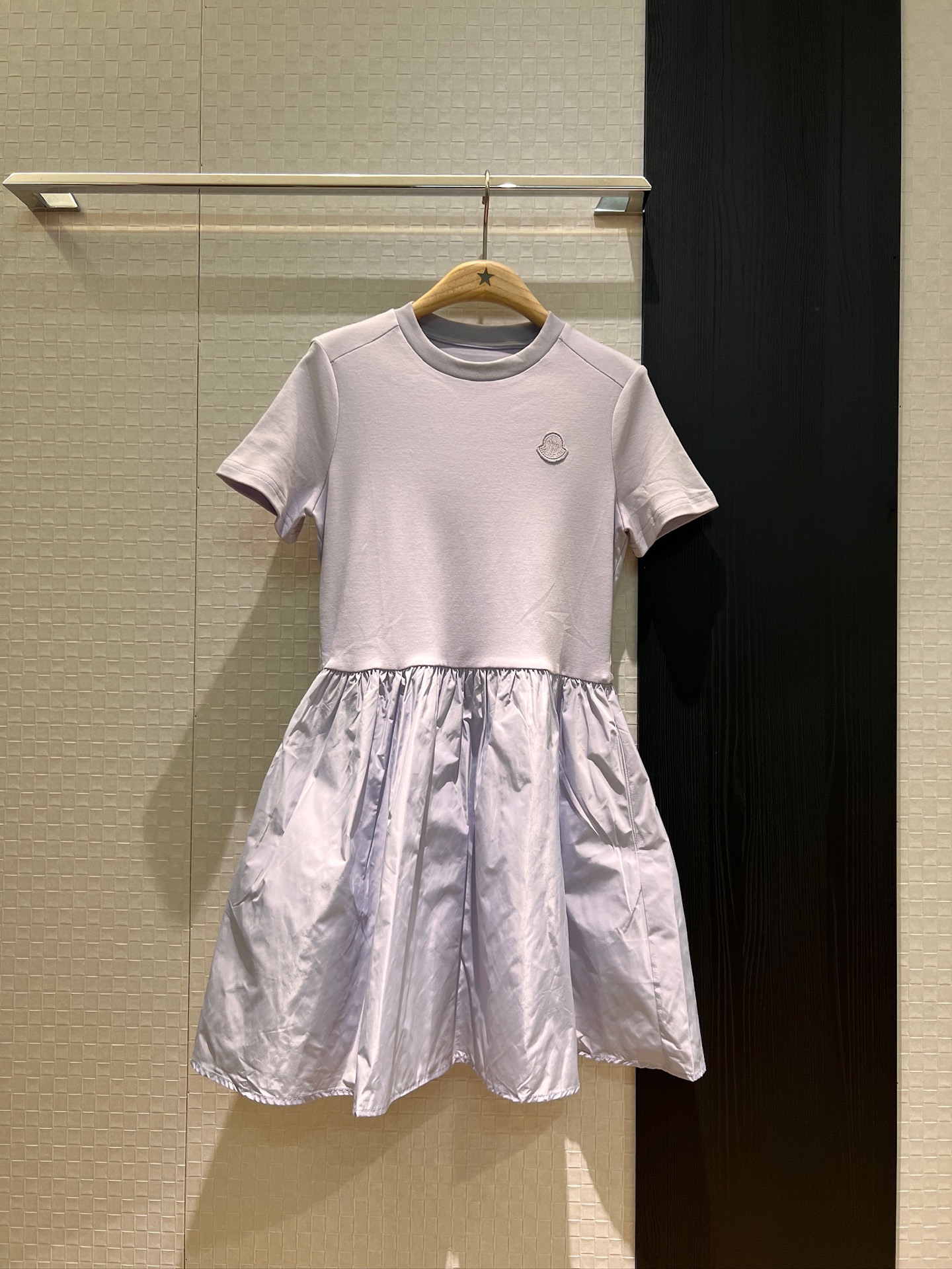 NO:327386,Recommended new masked nylon taro purple T-shirt skirt. Short-sleeved dress. Classic logo logo decoration on the chest. Custom fabric. Sweet and casual on both sides. Cute and age-reducing. Lavender purple/classic black. SML, Moncler, skirts, T-shirt,tees, t-shirt,alexander wang.19860909推荐新款蒙口拼接尼龙香芋紫T恤裙 短袖连衣裙胸前经典logo徽标装饰 定制面料 两侧有口袋甜美休闲 可爱减龄 薰衣草紫/经典黑 SML,,Moncler,skirts,T-shirt,tees，t-shirt,alexander wang,Women's clothing