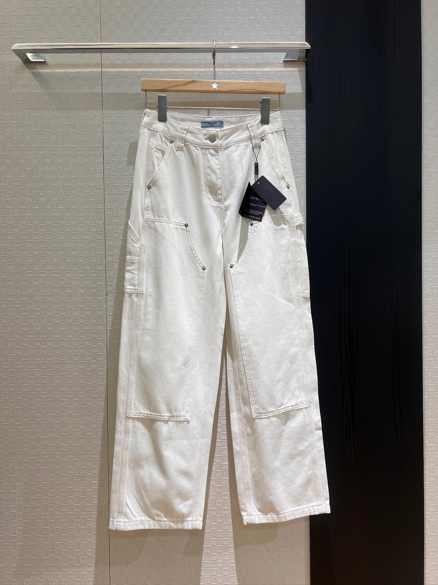 NO:419790,The same style of the new Chongchong Celebrity Sweet Cool Woodworking Pants White jeans wide-leg loose, back mouth triangle logo leather brand cool casual, age-reducing slimming 26-29,,jeans,alexander wang19860909新款冲冲明星同款 甜酷伐木工装裤 白色牛仔裤阔腿宽松 后口口三角logo皮牌炫酷休闲 减龄显瘦 26-29,,jeans,alexander wang,Women's clothing