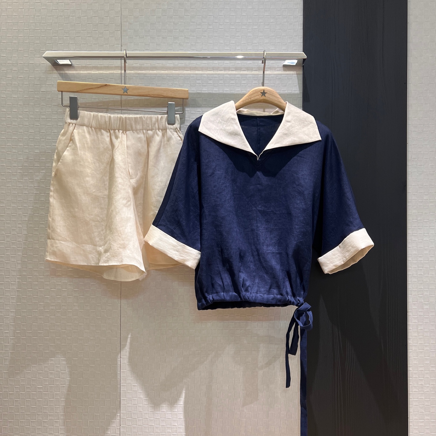 NO:416320,New low-key old money style color-blocking navy blue linen cotton suit large lapel half sleeve hem drawstring design decoration with elastic waist shorts lazy and relaxed casual vacation SML, shorts, alexander wang19860909新款低调老钱风 拼色海军蓝麻棉套装大翻领半袖 下摆抽绳设计装饰搭配松紧腰短裤 慵懒松弛 休闲度假 SML,,shorts,alexander wang,Women's clothing