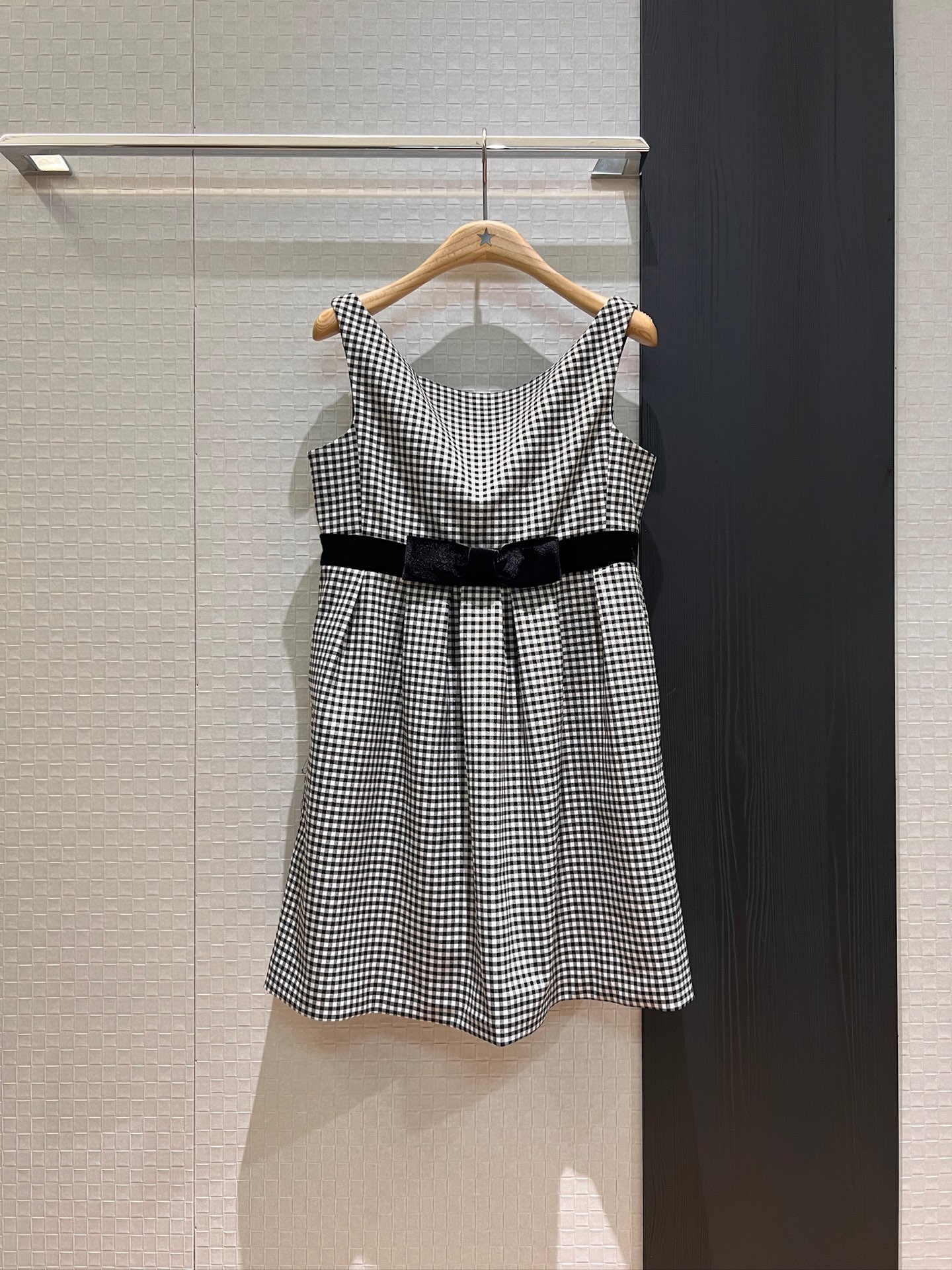 NO:333887,New catwalk star style retro black and white checked vest dress doll skirt velvet bow belt decoration sweet and cute pockets on both sides, age-reducing versatile SML, skirts, alexander wang19860909新款走秀 明星款 复古黑白格纹背心连衣裙 娃娃裙丝绒蝴蝶结腰带装饰 两侧有口袋甜甜的可爱 减龄百搭 SML,,skirts,alexander wang,Women's clothing