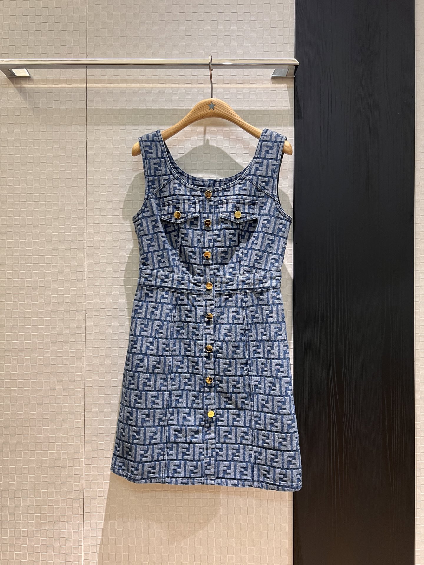 NO:331070,New double F jacquard denim vest dress with open mold gold buckle decorative three-dimensional tailoring, slim and slim temperament to reduce age SML, skirts, alexander wang19860909新款双F提花牛仔背心连衣裙 开模金扣装饰立体剪裁 修身显瘦气质减龄 SML,,skirts,alexander wang,Women's clothing