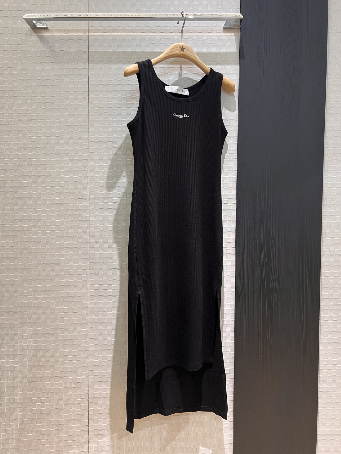 NO:331065,New minimalist embroidered logo letter ribbed vest dress, long skirt stretch-fitting and slimming, skirt hem short front and back length vacation beach lazy and relaxed black and white SML, skirts, alexander wang19860909新款极简刺绣logo字母罗纹背心连衣裙 长裙弹力贴身显瘦 裙摆开叉 前短后长度假海边 慵懒松弛 黑色白色 SML,,skirts,alexander wang,Women's clothing