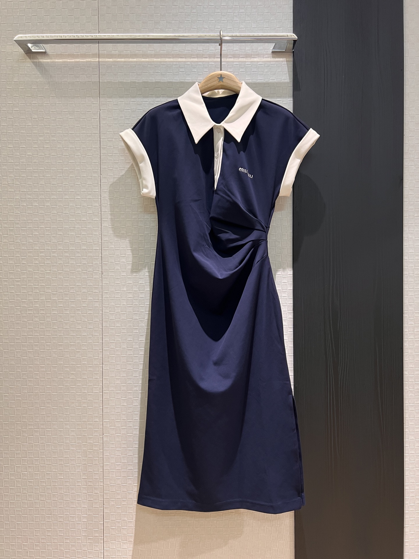 NO:331076,New contrasting color fall shoulder rolled sleeve pleated dress, lapel polo design wrinkled waist and cover flesh, chest embroidered logo letter skirt slit, miu miu style, slim fit and slim temperament commuting dark blue and white SML, miumiu, skirts, alexander wang19860909新款撞色落肩卷边袖褶皱连衣裙 翻领polo式设计皱褶收腰遮肉 胸前刺绣logo字母裙摆开叉 miu里miu气 修身显瘦 气质通勤 深蓝白色 SML,,miumiu,skirts,alexander wang,Women's clothing