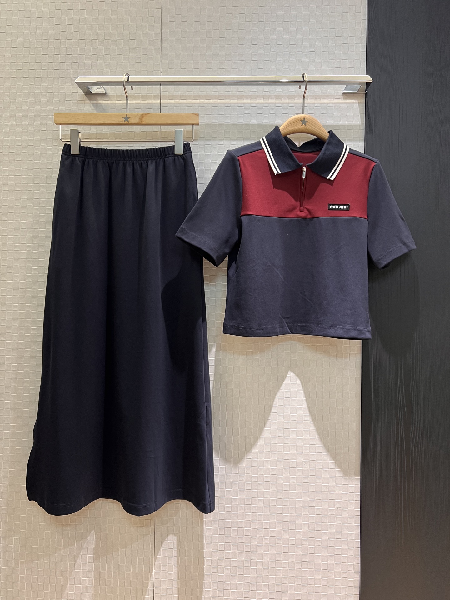 NO:331053,New color-blocking casual age-reducing suit Lapel polo top elastic waist skirt Miu style dress must have skirt hem with pockets on both sides College style Dark blue gray SML, Miumiu, skirts, alexander wang19860909新款拼色休闲减龄套装 翻领polo上衣松紧腰半裙 miu式穿搭必备裙摆开叉 两侧有口袋 学院风 深蓝灰色 SML,,miumiu,skirts,alexander wang,Women's clothing