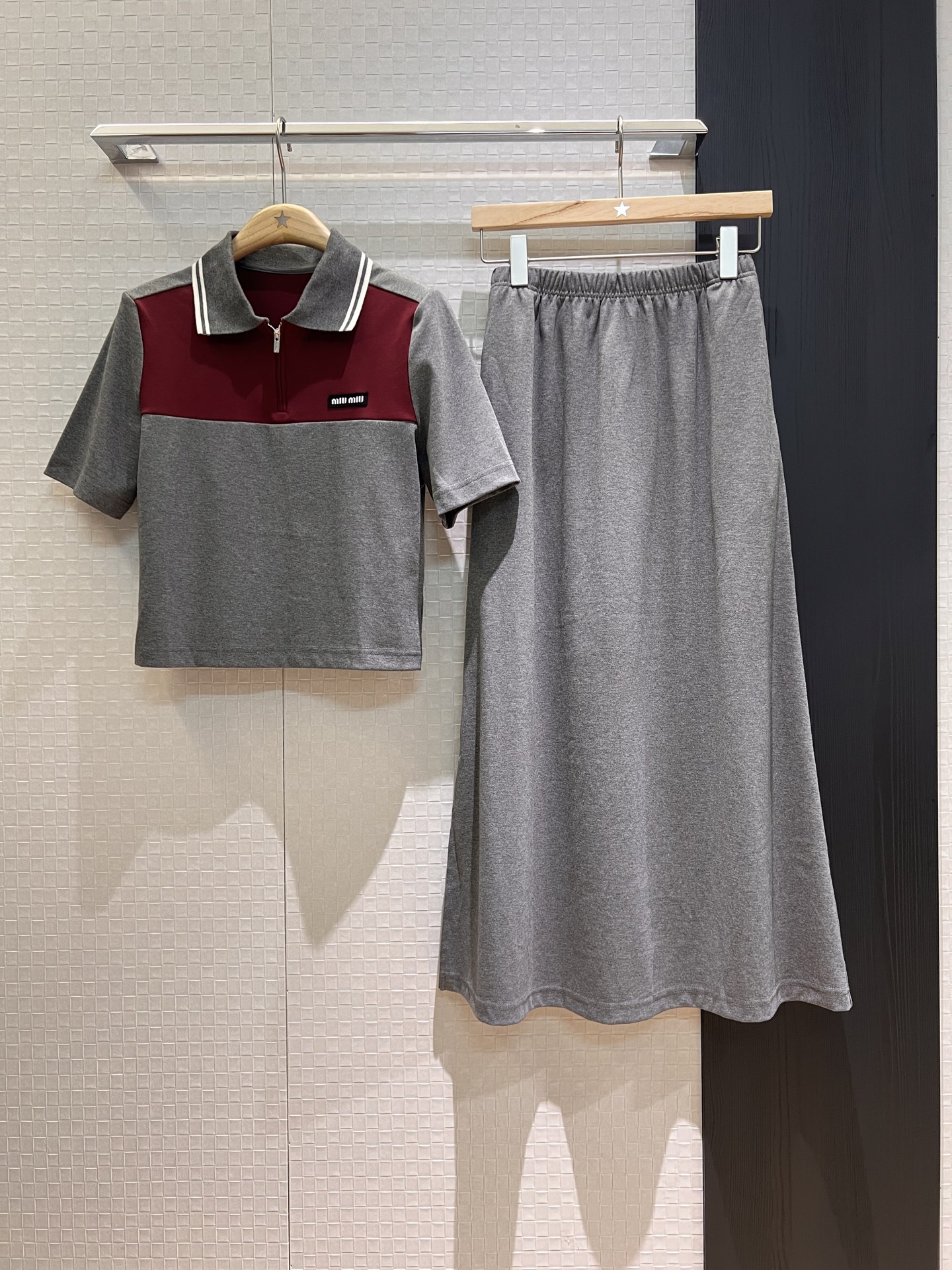 NO:331059,New color-blocking casual age-reducing suit Lapel polo top elastic waist skirt Miu style dress must have skirt hem with pockets on both sides College style Dark blue gray SML, Miumiu, skirts, alexander wang19860909新款拼色休闲减龄套装 翻领polo上衣松紧腰半裙 miu式穿搭必备裙摆开叉 两侧有口袋 学院风 深蓝灰色 SML,,miumiu,skirts,alexander wang,Women's clothing