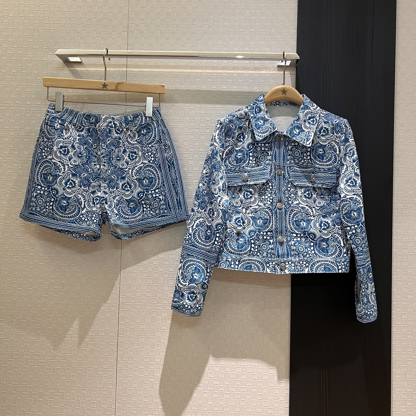 NO:331071,New butterfly paper-cut printed denim jacket mold opening hardware button accessories retro style casual wear same shorts shiny and fashionable SML, shorts, jackets & coats, alexander wang19860909新款蝴蝶剪纸印花牛仔外套开模五金扣子配件 复古风休闲 搭同款短裤闪亮时髦 SML,,shorts,jackets & coats,alexander wang,Women's clothing