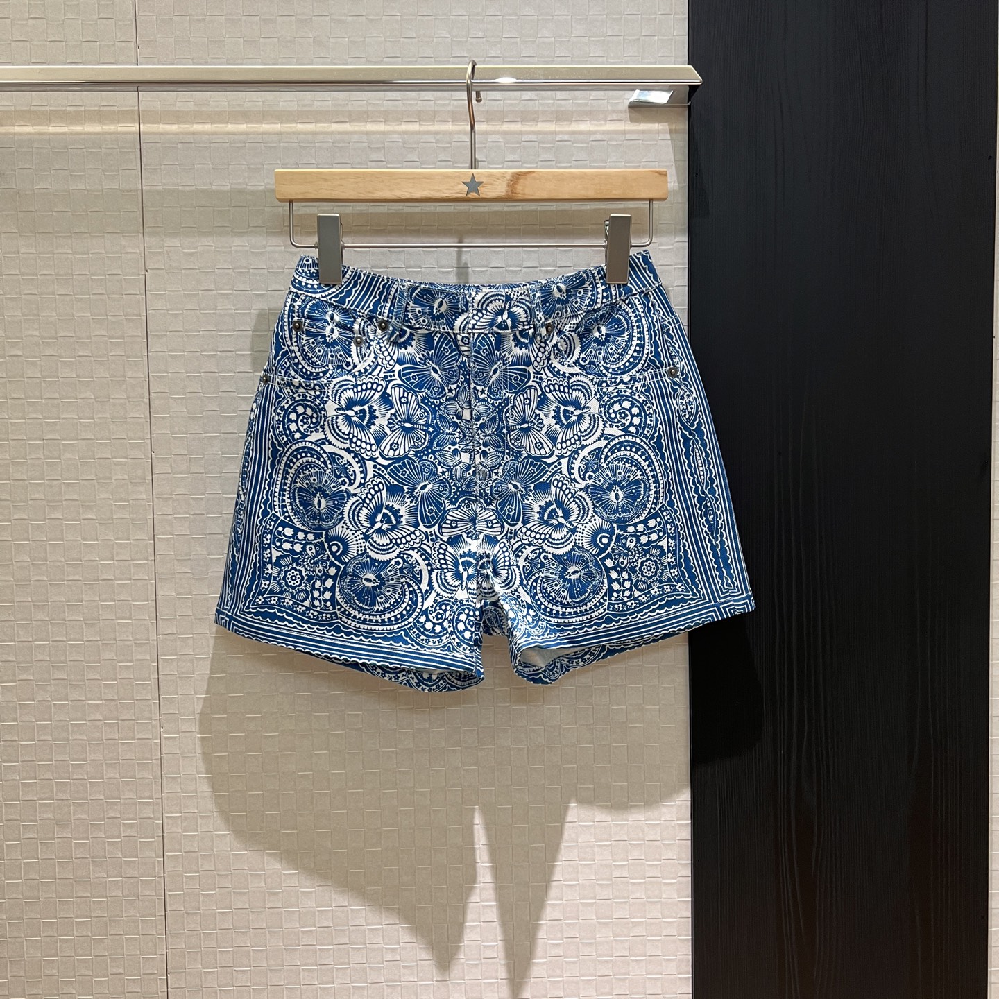 NO:331054,New butterfly paper-cut print denim shorts retro prints to reduce age, essential for versatile fashion SML, shorts, alexander wang19860909新款蝴蝶剪纸印花牛仔短裤复古印花减龄 度过百搭时尚必备 SML,,shorts,alexander wang,Women's clothing